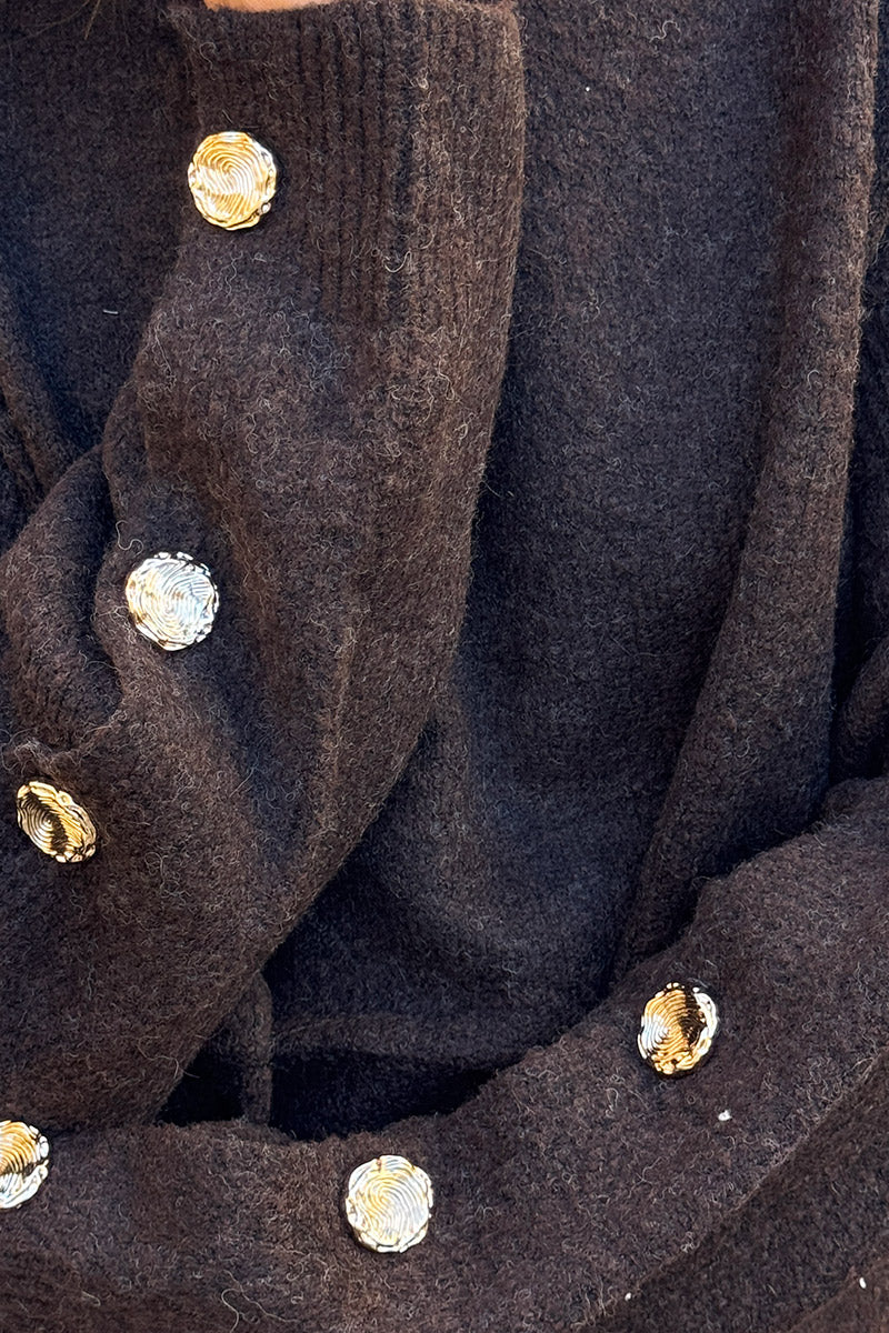 Pull marron doux et moelleux avec boutons dorés sur les manches