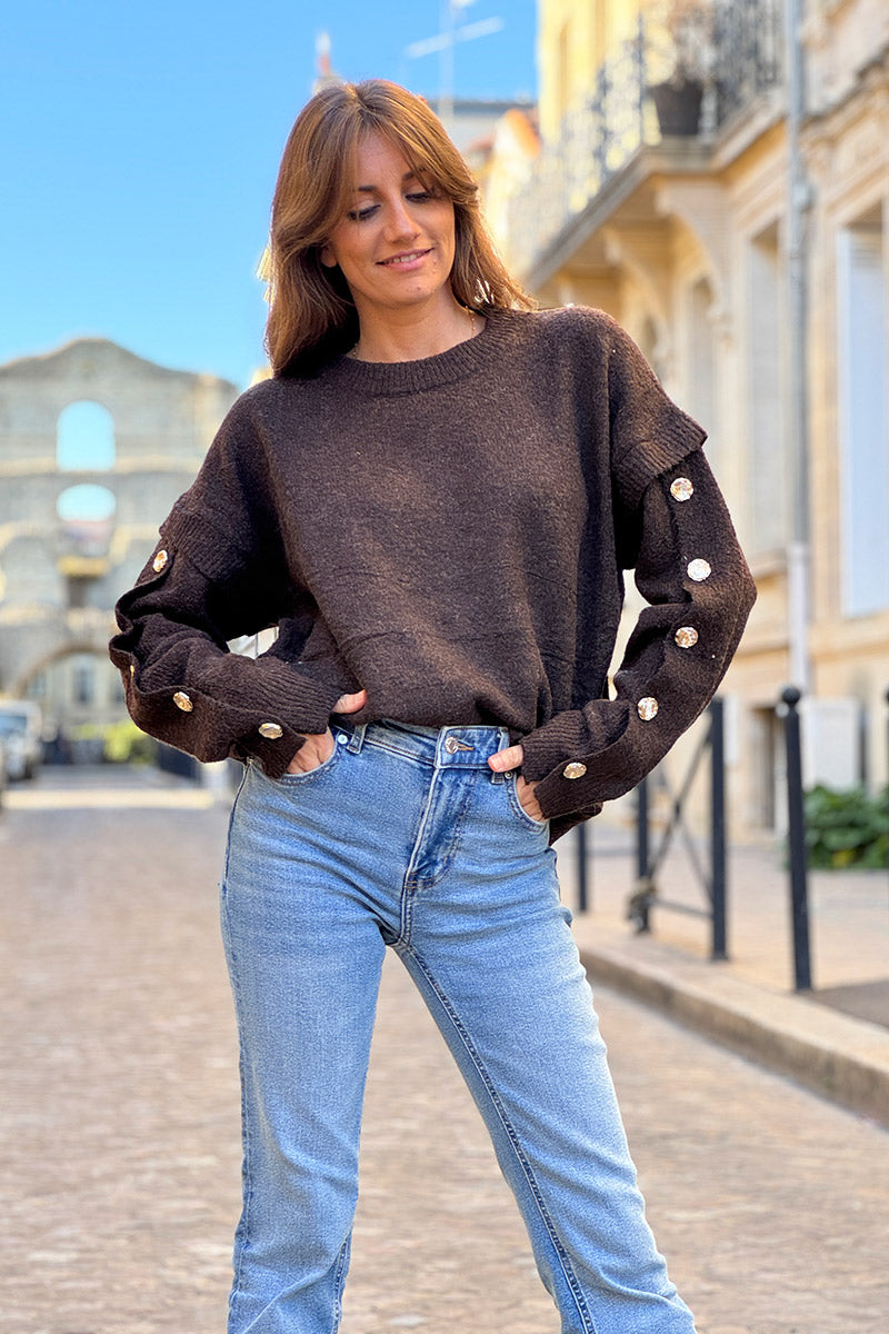Pull marron doux et moelleux avec boutons dorés sur les manches