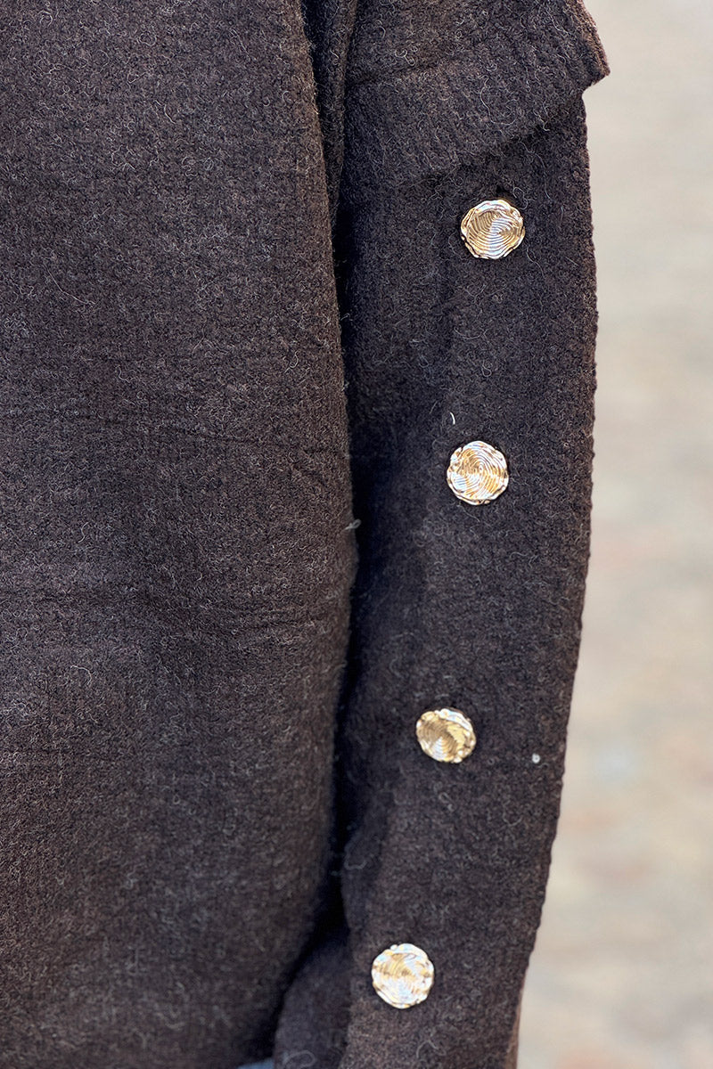 Pull marron doux et moelleux avec boutons dorés sur les manches