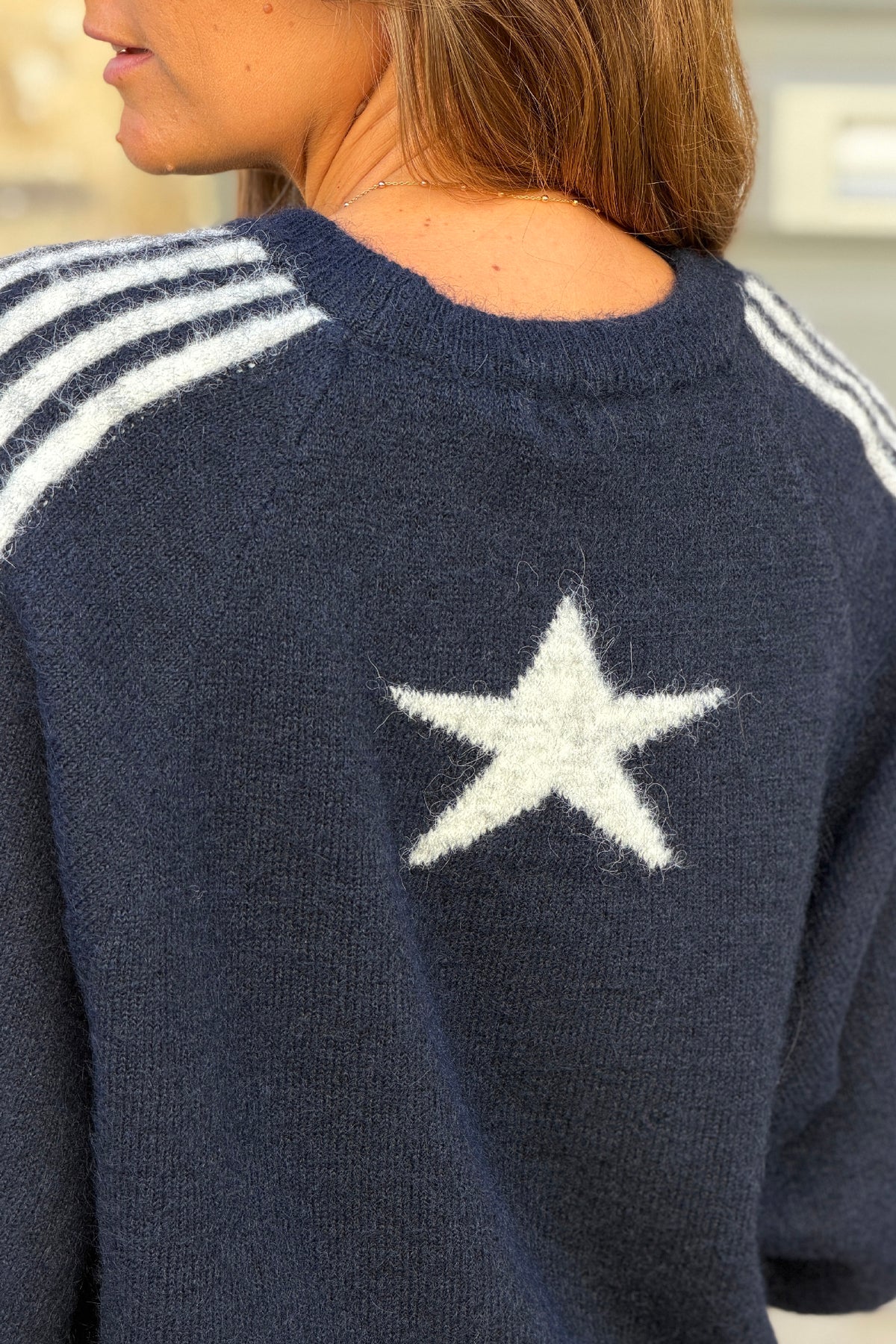 Pull moelleux bleu marine en alpaga détails rayures et étoile écru manches 3/4