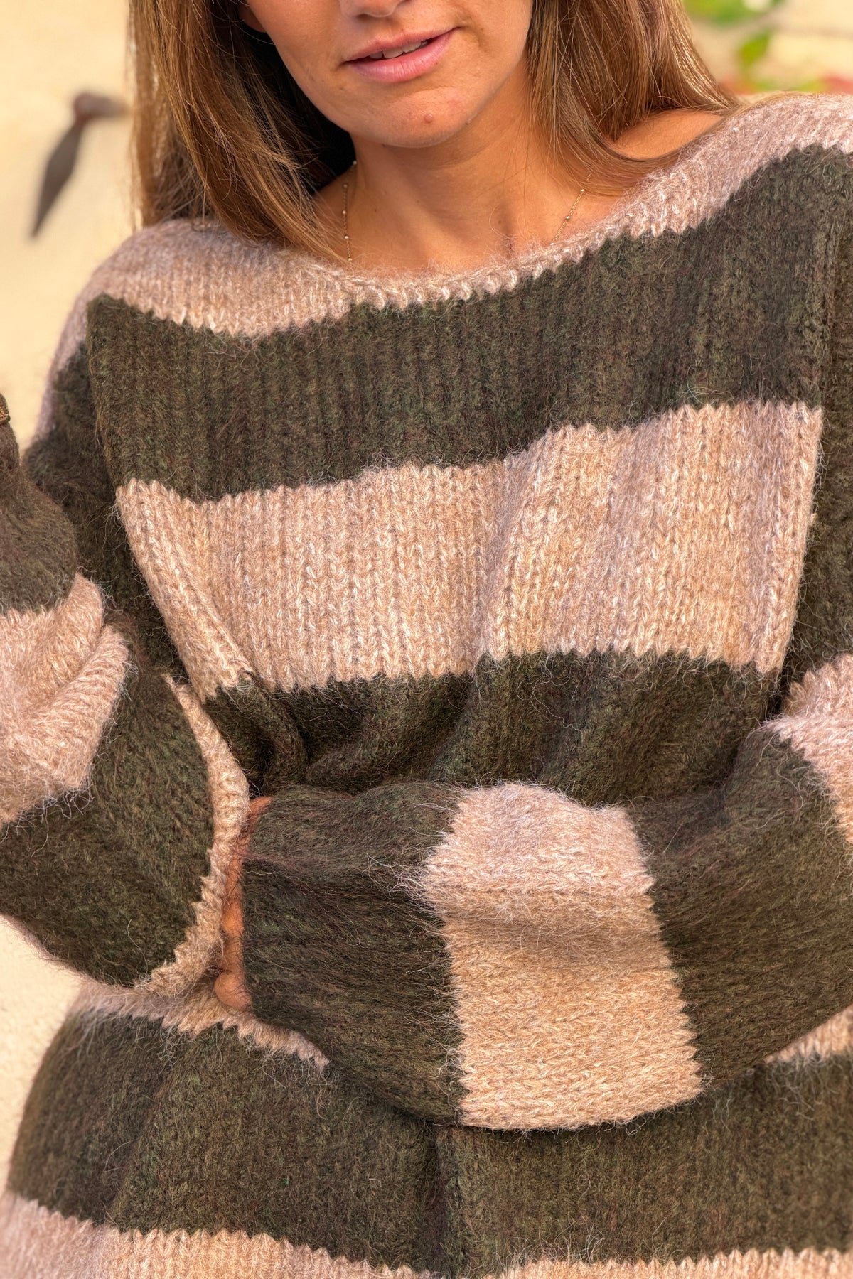 Pull moelleux en grosse maille rayures camel et kaki col bateau