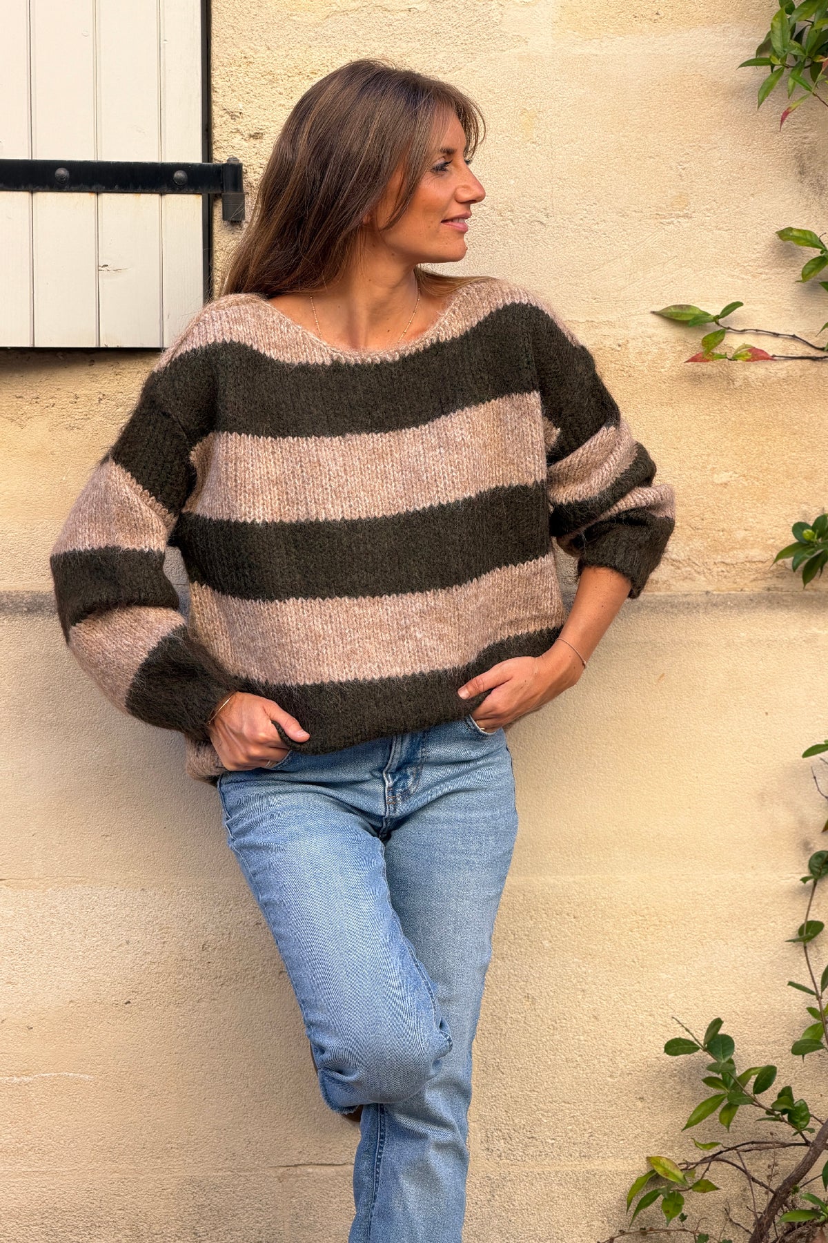 Pull moelleux en grosse maille rayures camel et kaki col bateau