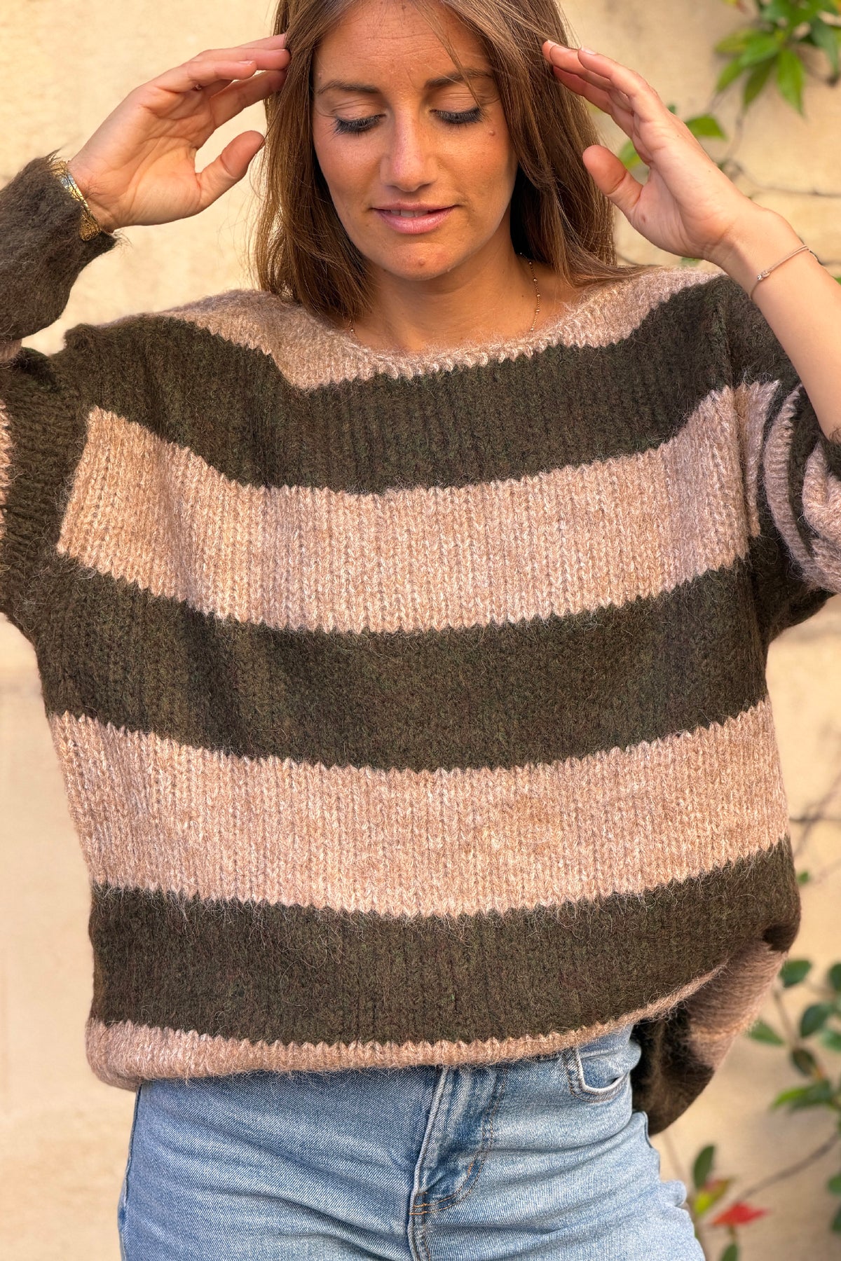 Pull moelleux en grosse maille rayures camel et kaki col bateau