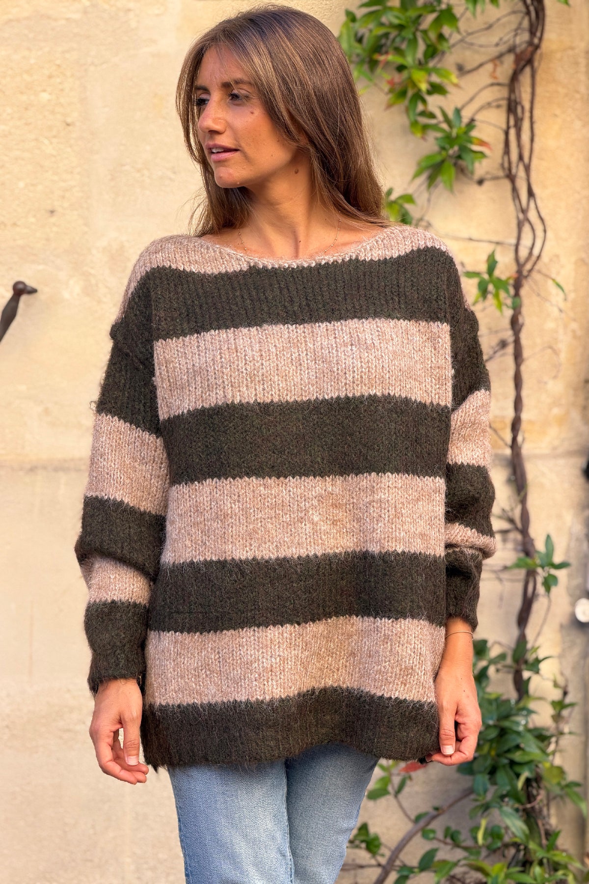 Pull moelleux en grosse maille rayures camel et kaki col bateau