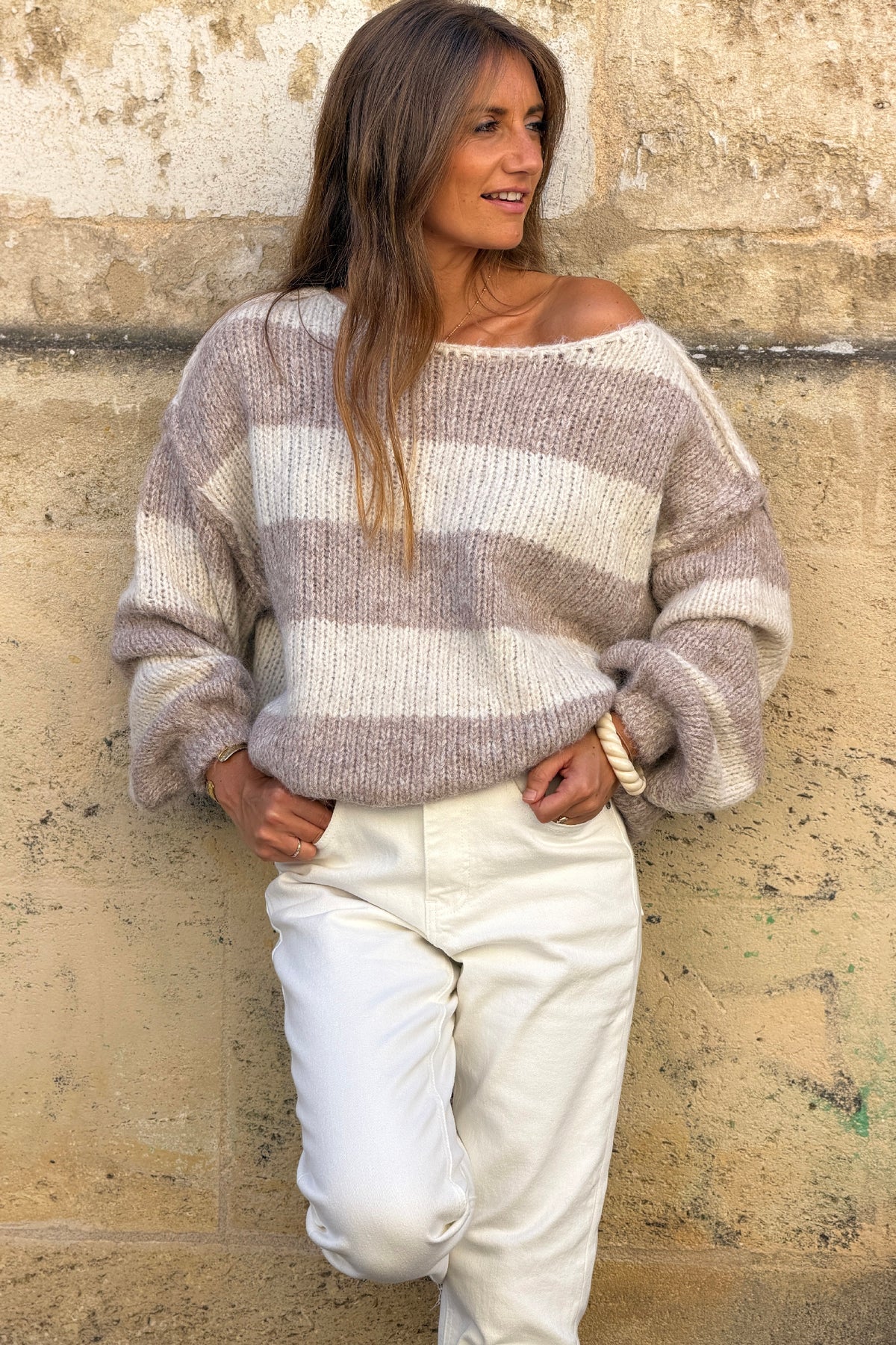 Pull moelleux en grosse maille rayures écru et taupe col bateau