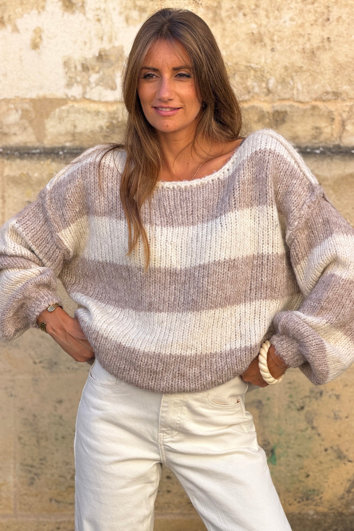 Pull moelleux en grosse maille rayures écru et taupe col bateau