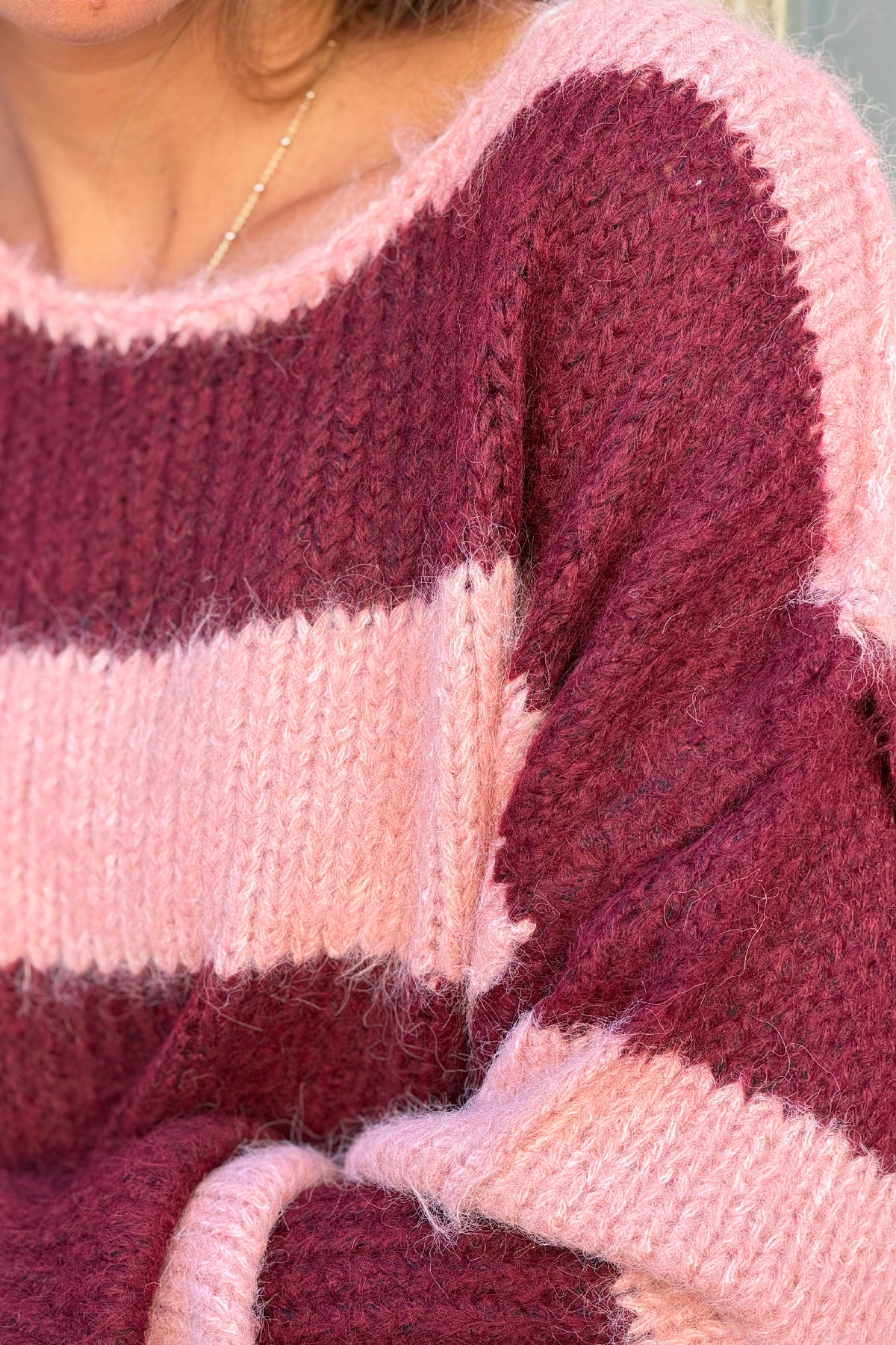 Pull moelleux en grosse maille rayures rose et aubergine col bateau