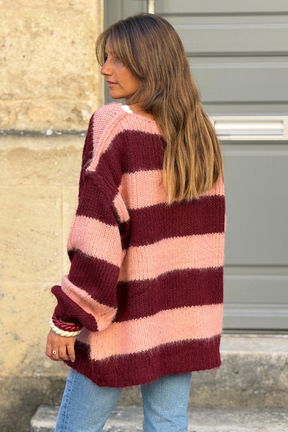 Pull moelleux en grosse maille rayures rose et aubergine col bateau