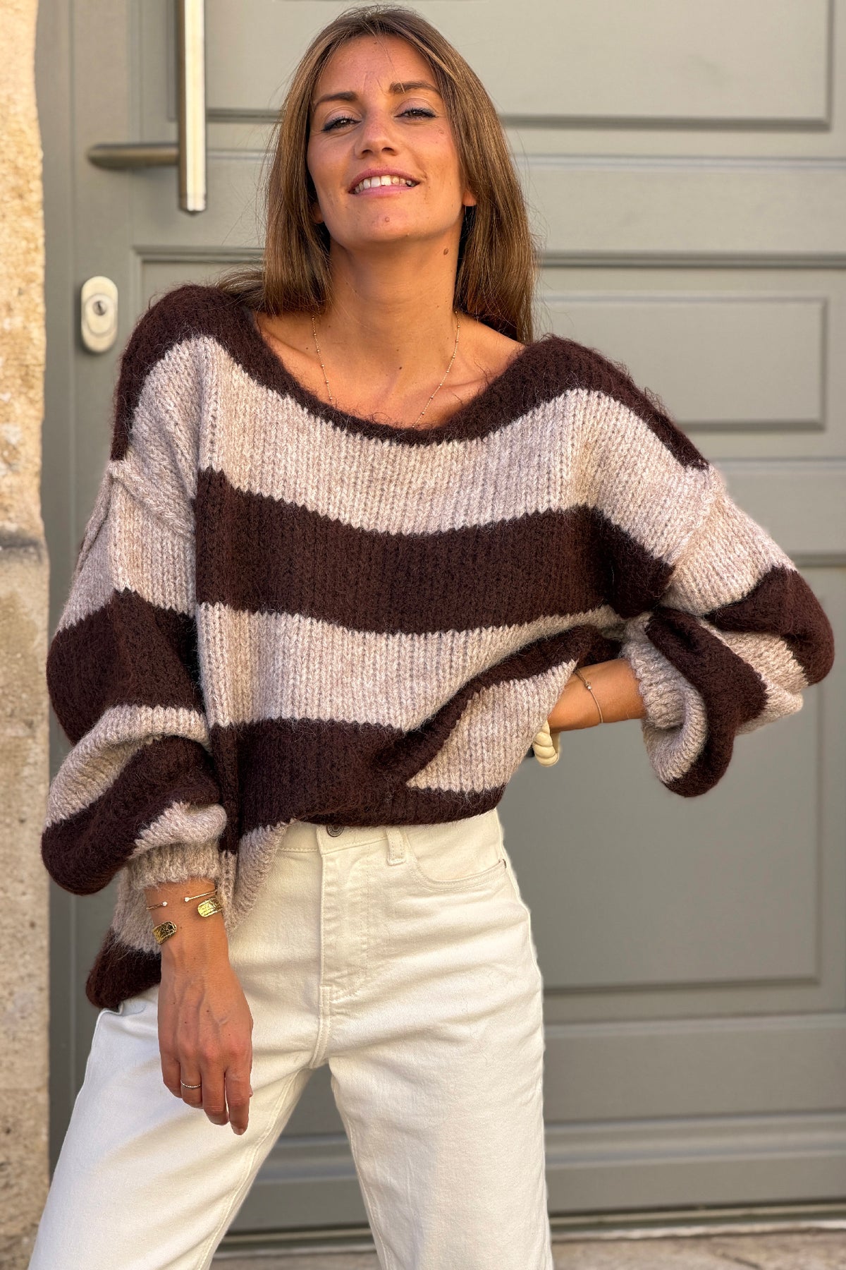 Pull moelleux en grosse maille rayures taupe et marron col bateau