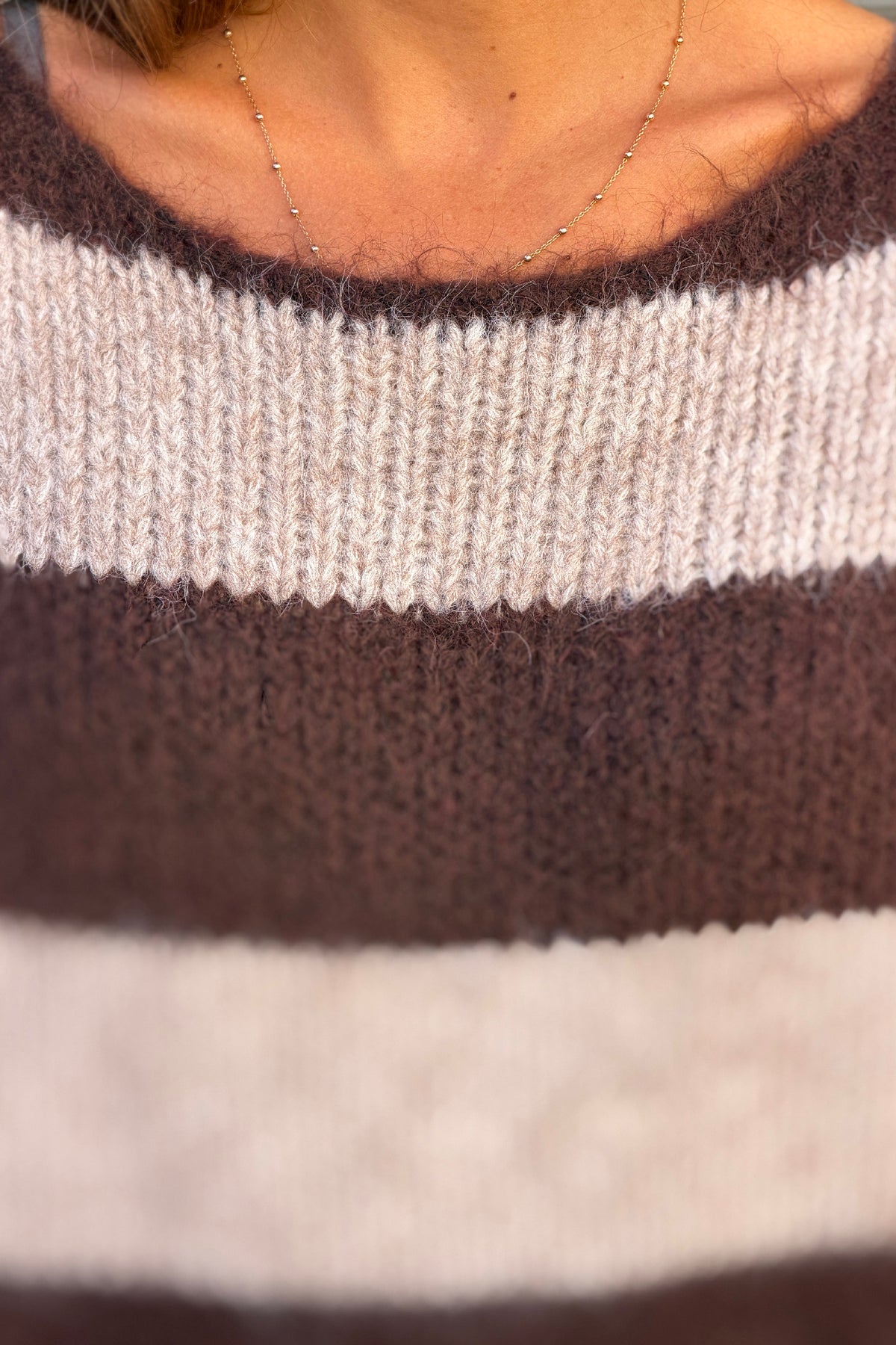 Pull moelleux en grosse maille rayures taupe et marron col bateau