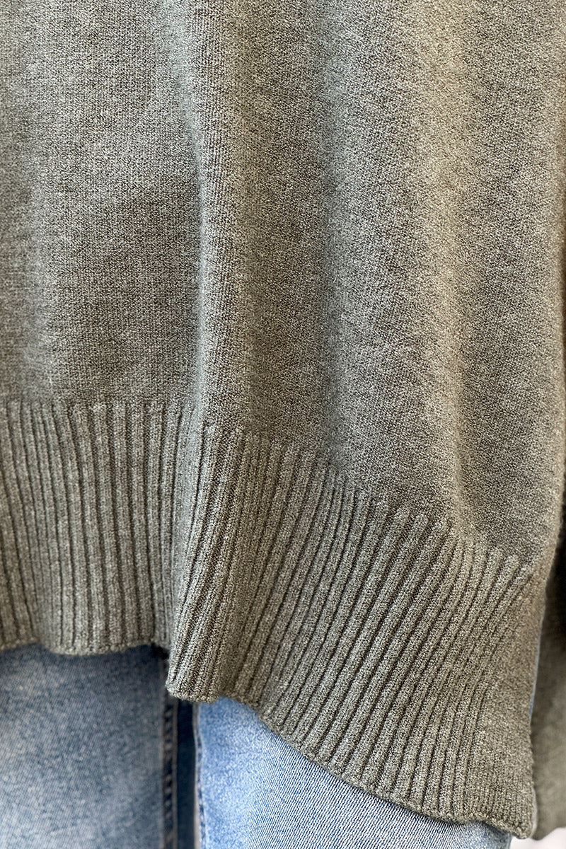 Pull moelleux kaki sans manches style poncho avec bouton sur le côté