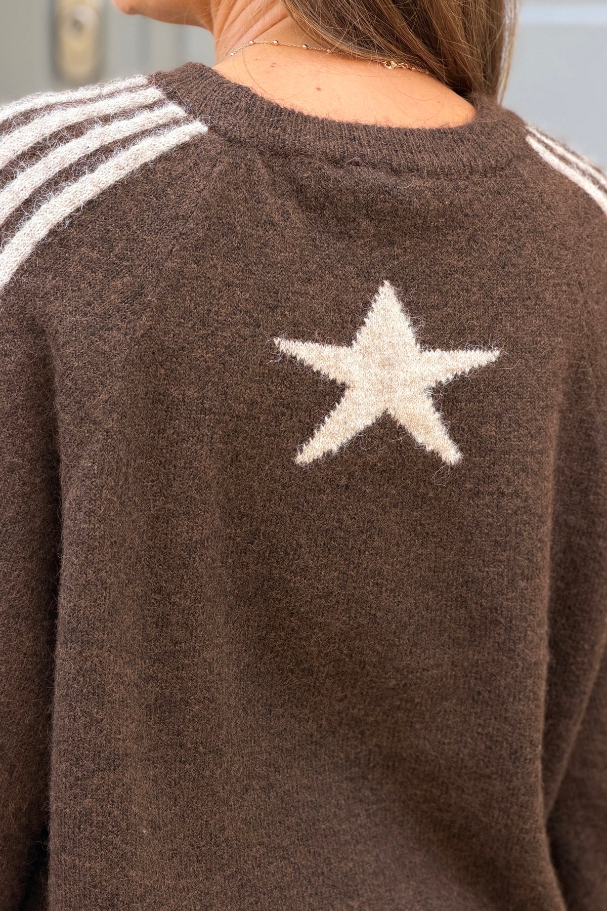 Pull moelleux marron en alpaga détails rayures et étoile marron manches 3/4