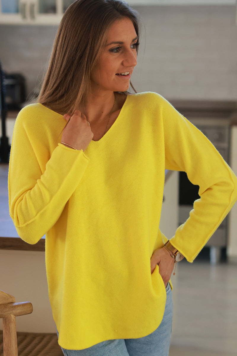 Suéter amarillo suave y esponjoso con cuello en V