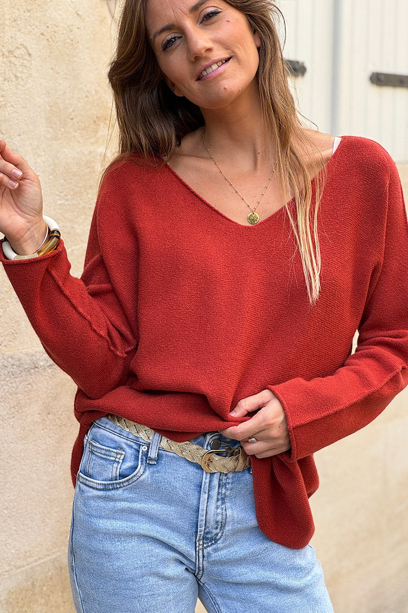 Suéter suave y esponjoso de color terracota con cuello en V