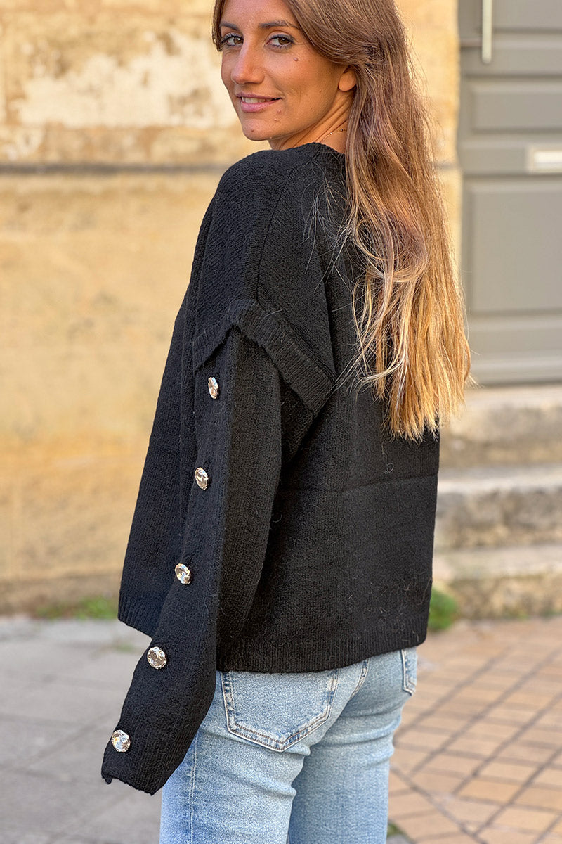 Pull noir doux et moelleux avec boutons dorés sur les manches