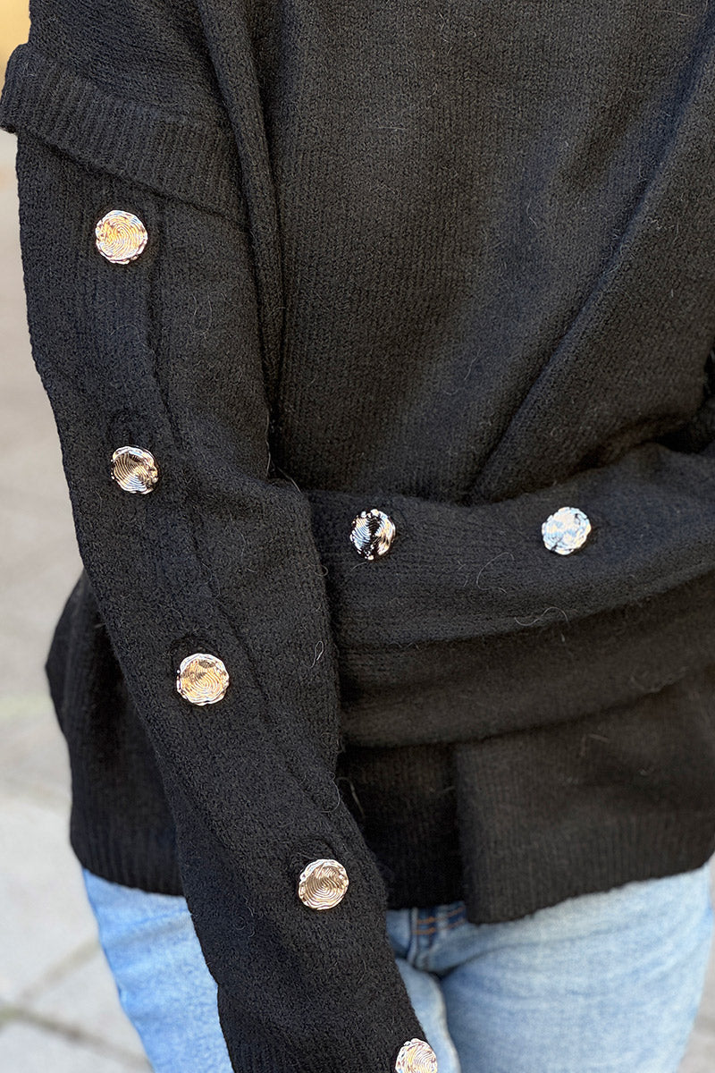 Pull noir doux et moelleux avec boutons dorés sur les manches