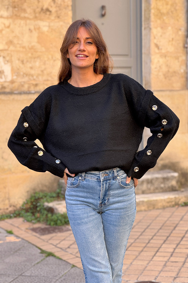 Pull noir doux et moelleux avec boutons dorés sur les manches