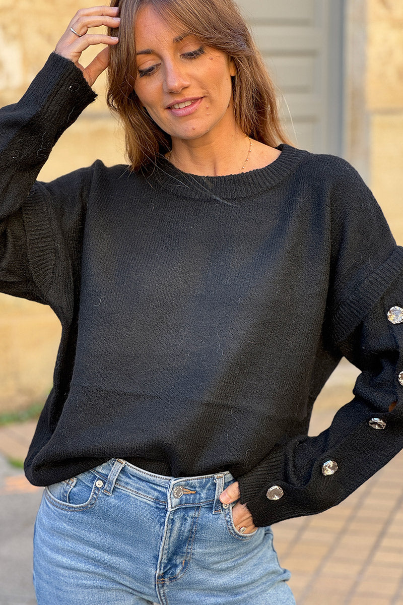Pull noir doux et moelleux avec boutons dorés sur les manches