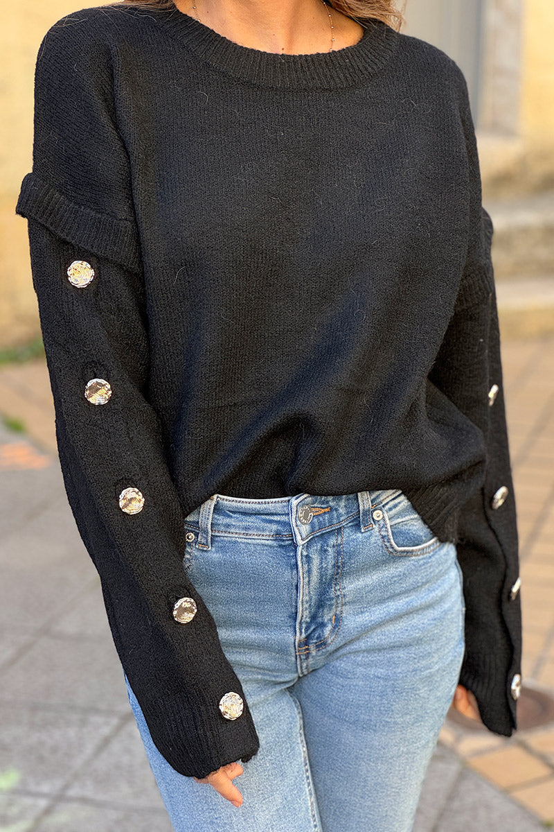 Pull noir doux et moelleux avec boutons dorés sur les manches