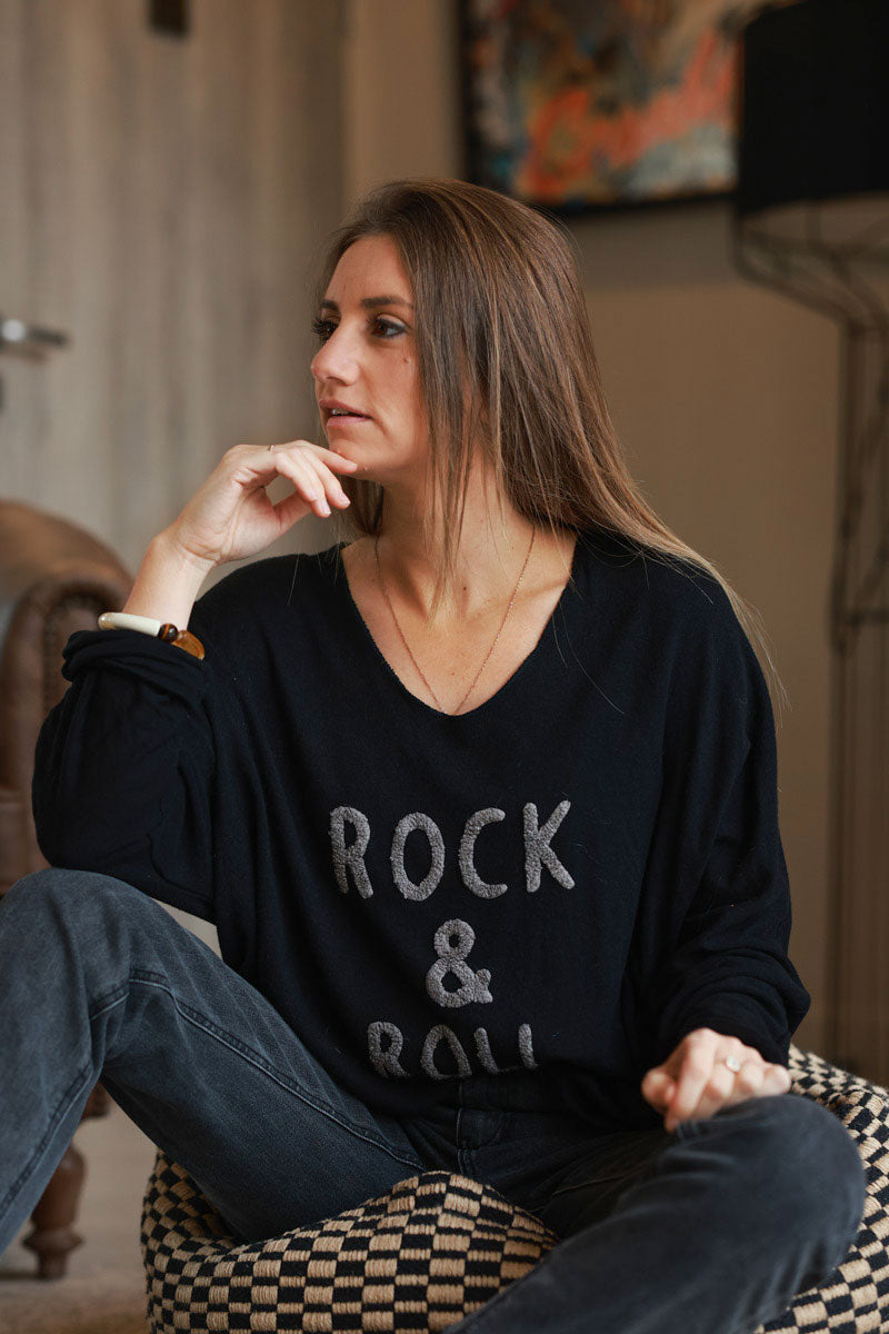 Suéter de rizo negro de jersey suave con efecto rock and roll