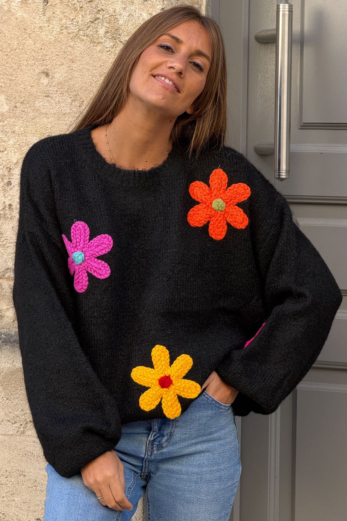 Pull noir moelleux en maille broderie grosses fleurs colorées