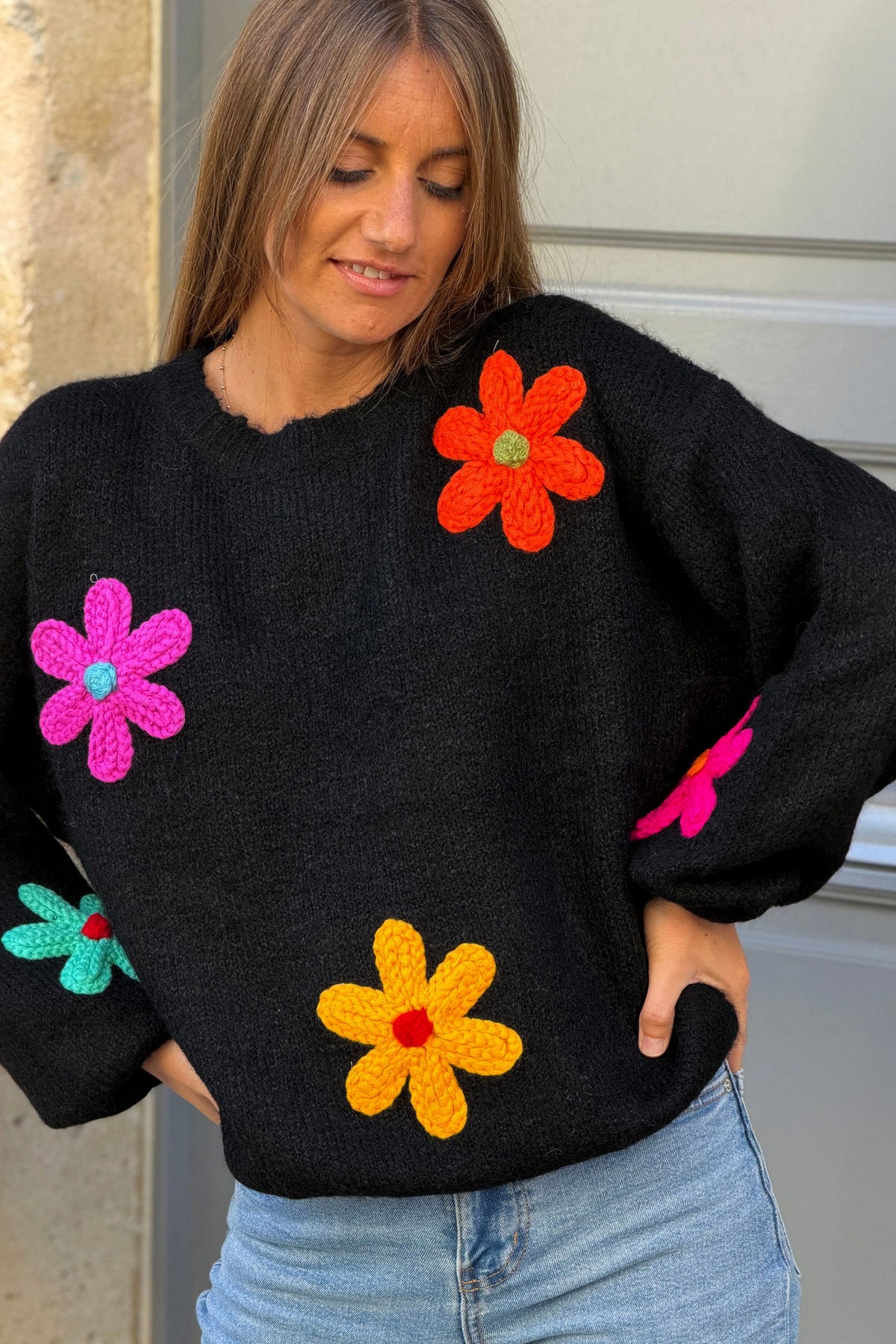 Pull noir moelleux en maille broderie grosses fleurs colorées