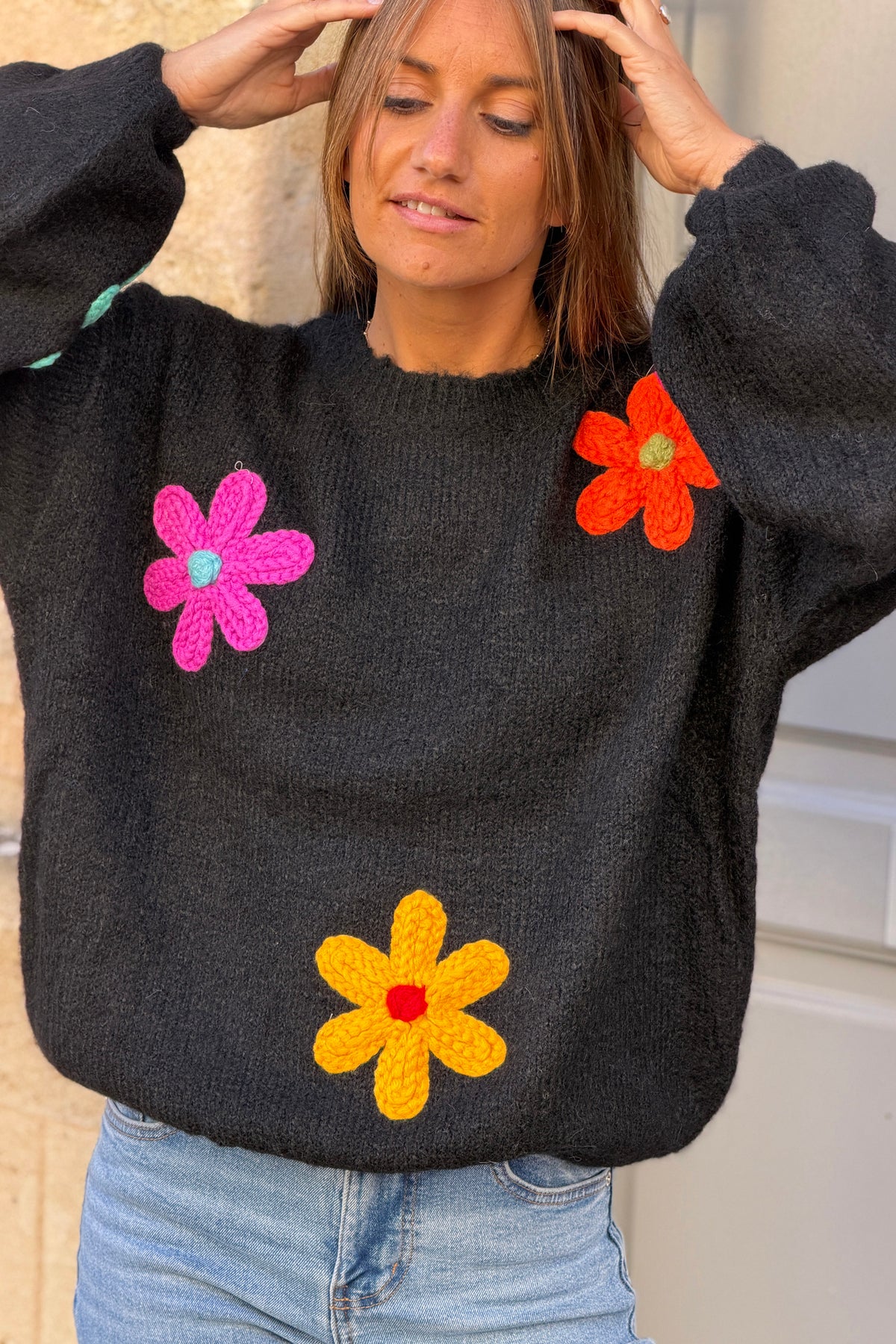 Pull noir moelleux en maille broderie grosses fleurs colorées