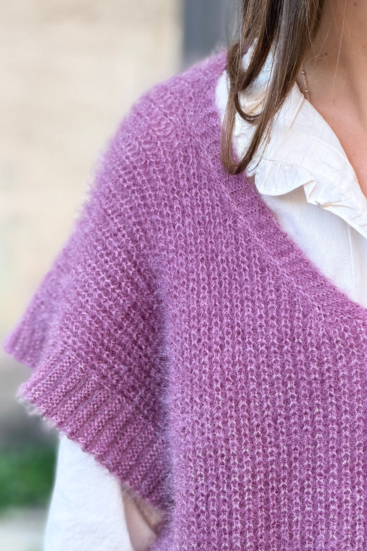 Pull poncho vieux rose à boutons sur le coté col v maille mohair