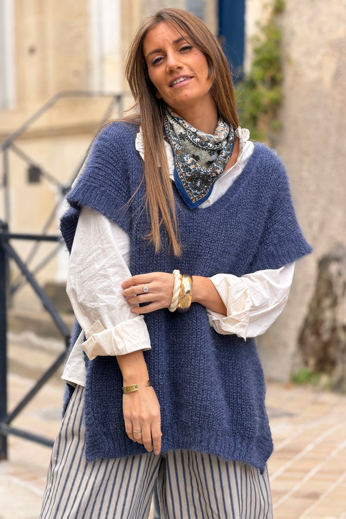 Pull poncho bleu jean à boutons sur le coté col v maille mohair