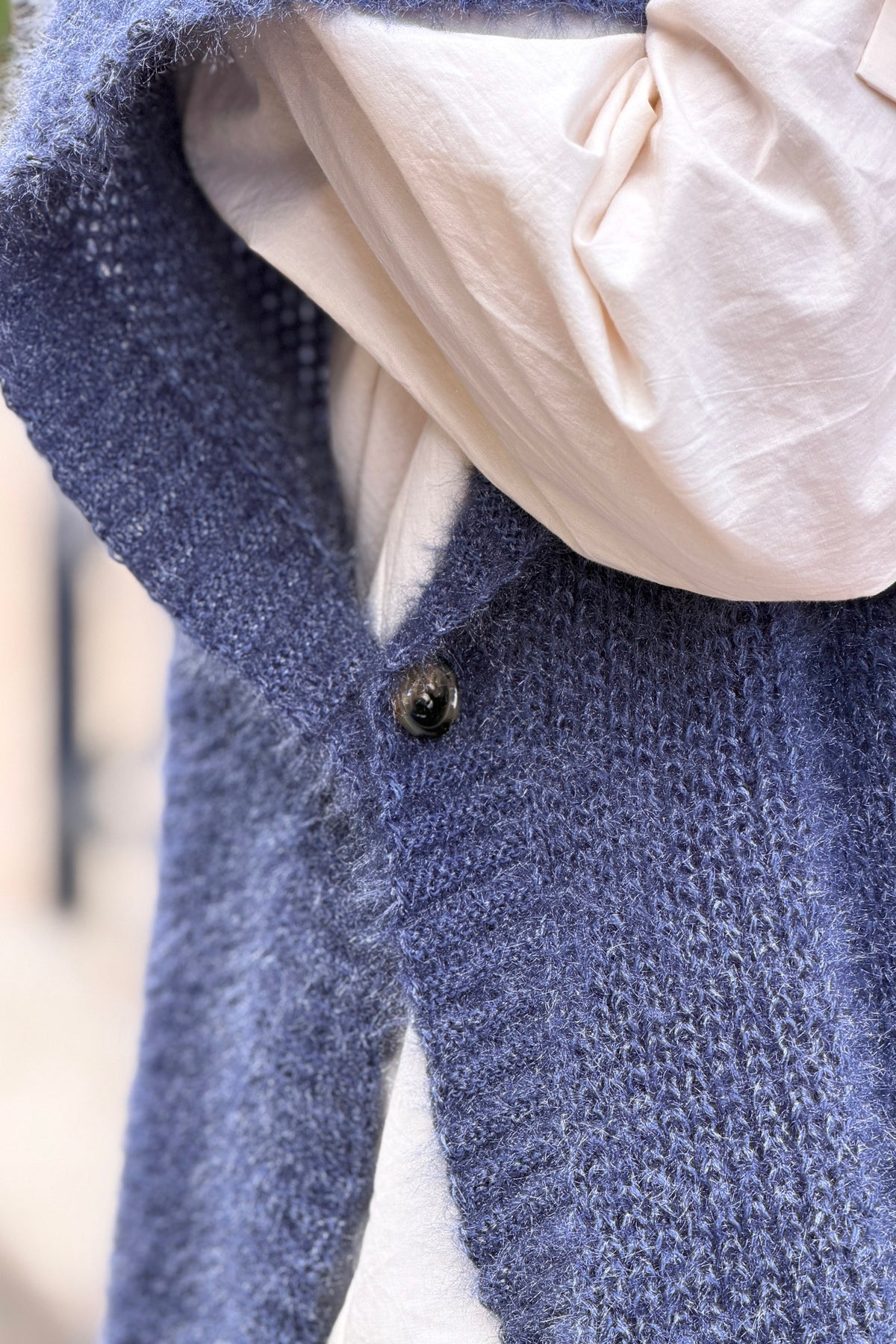 Pull poncho bleu jean à boutons sur le coté col v maille mohair
