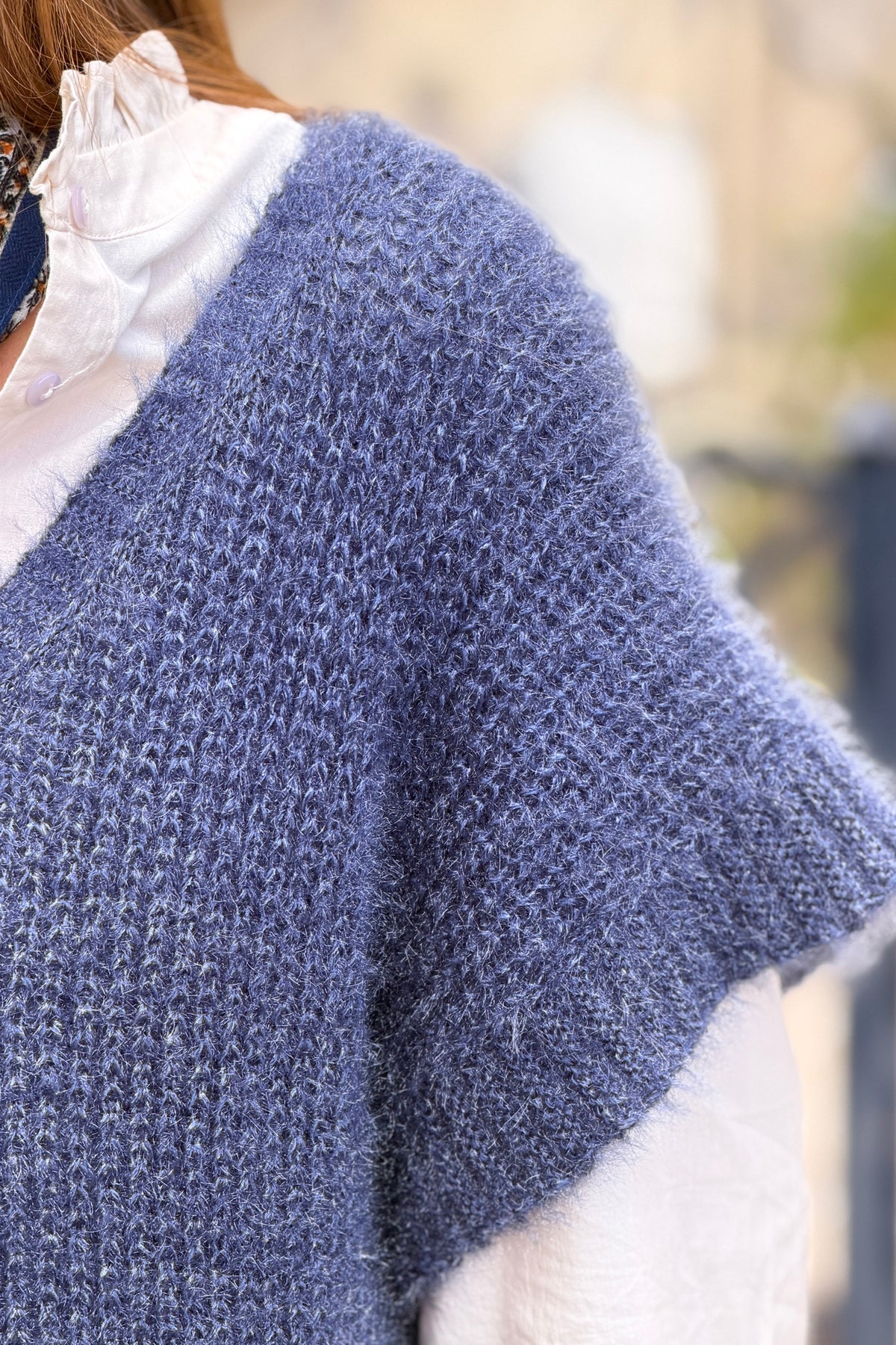 Pull poncho bleu jean à boutons sur le coté col v maille mohair