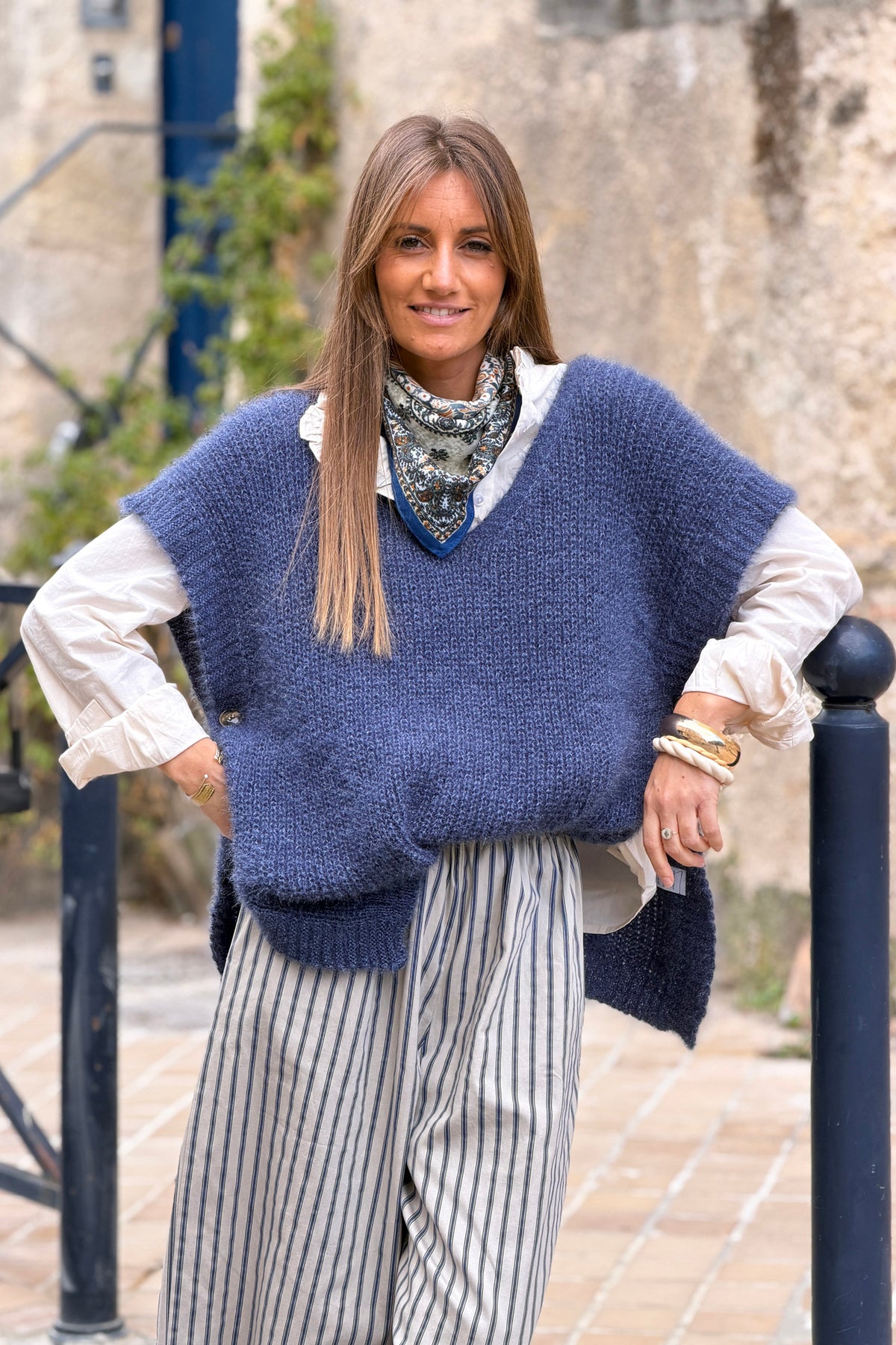 Pull poncho bleu jean à boutons sur le coté col v maille mohair