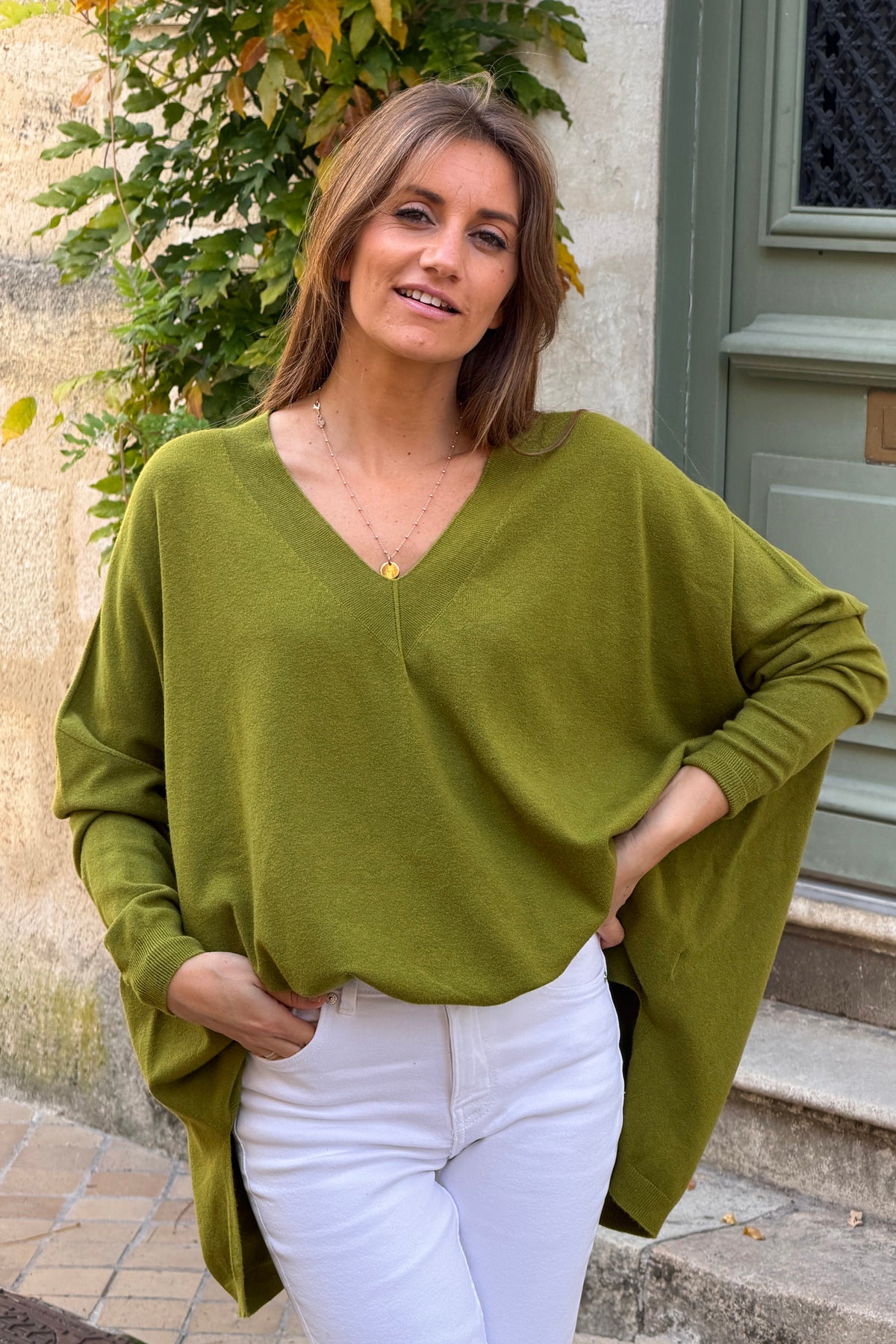 Pull sans coutures large et doux vert olive col v côtelé