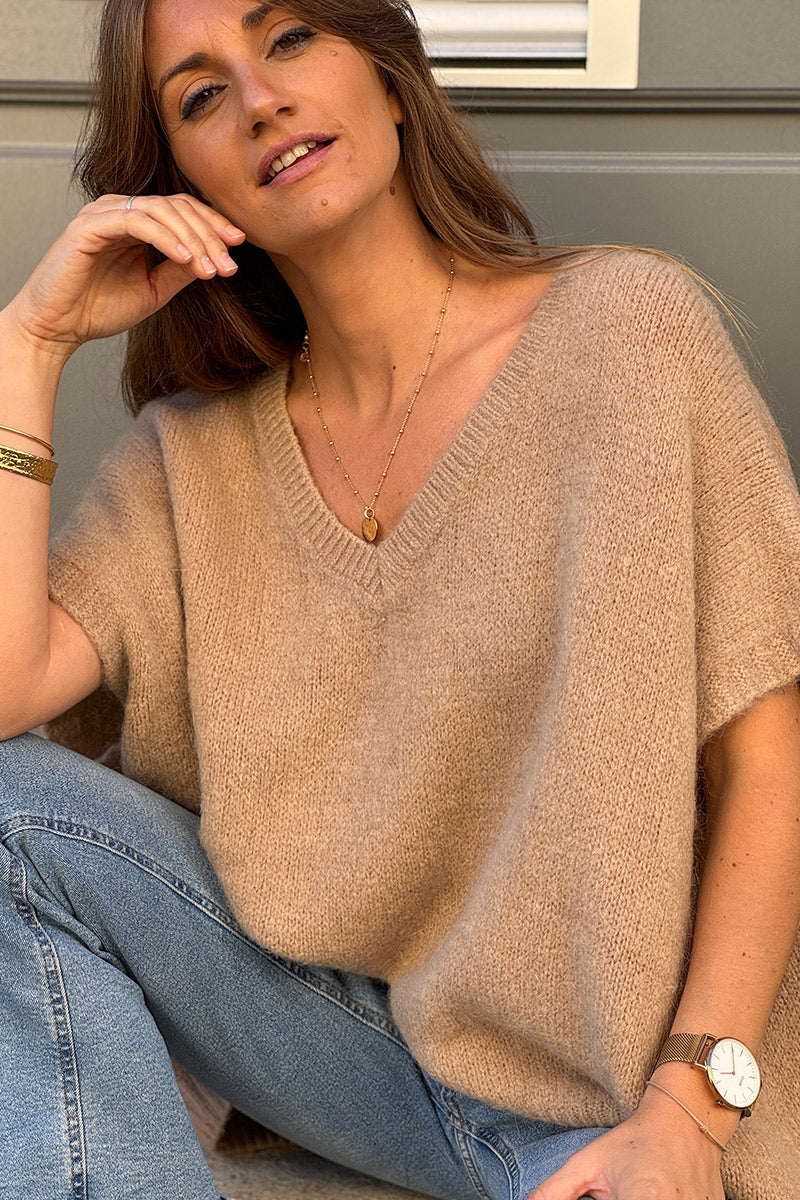Suéter de mohair color camel, holgado y sin mangas, con cuello en V acanalado.