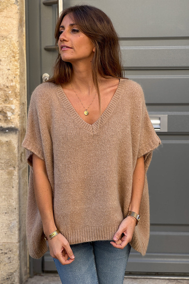 Suéter de mohair color camel, holgado y sin mangas, con cuello en V acanalado.