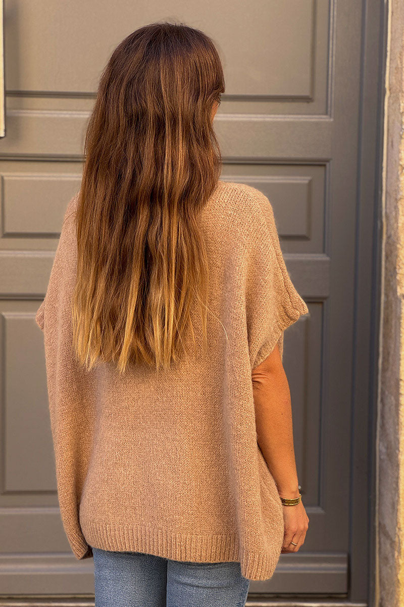 Suéter de mohair color camel, holgado y sin mangas, con cuello en V acanalado.