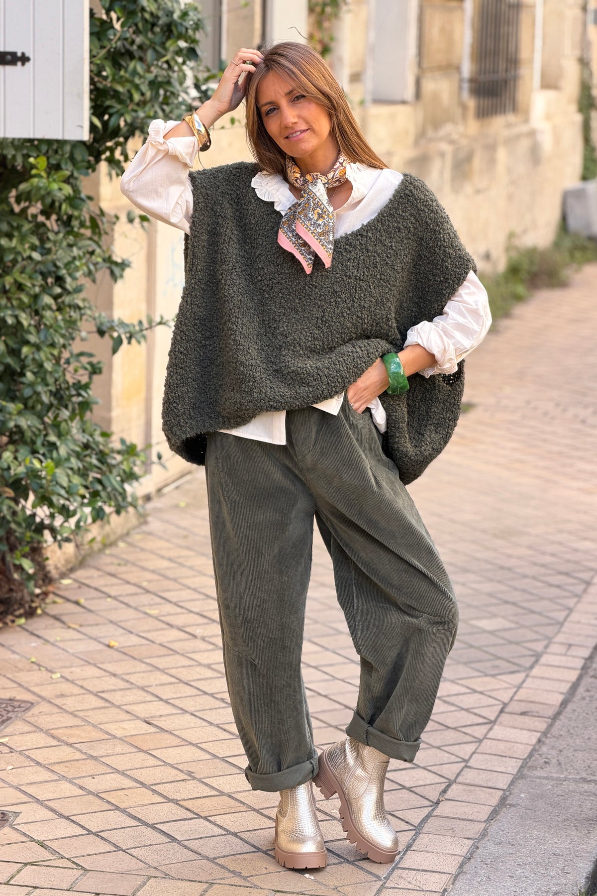 Pull sans manches large kaki en bouclettes col v