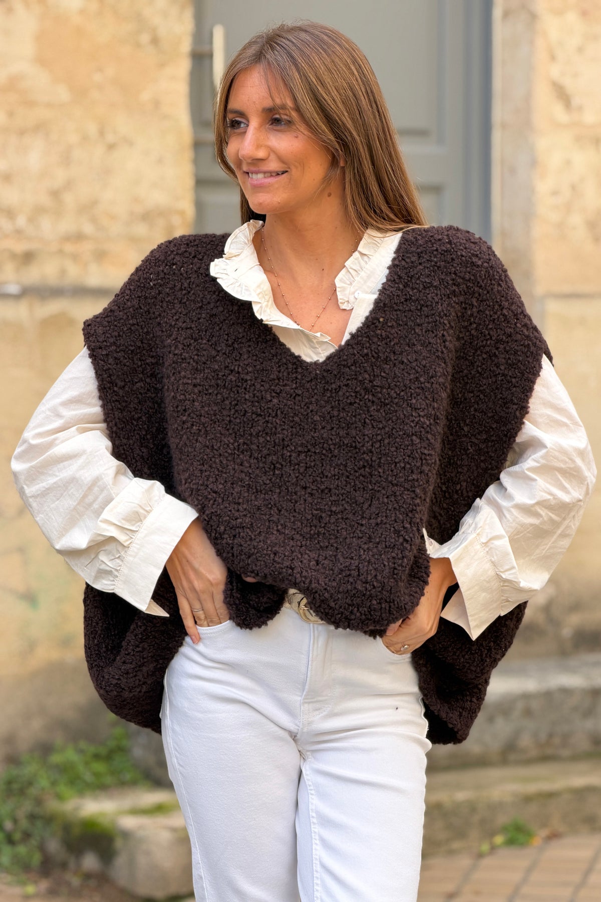 Pull sans manches large marron foncé en bouclettes col v