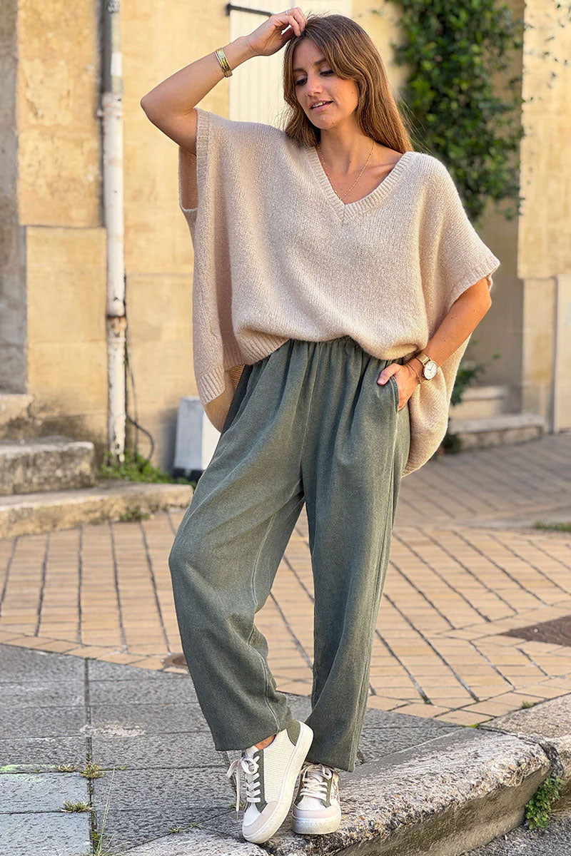 Suéter sin mangas de mohair beige, esponjoso y de gran tamaño, con cuello en V acanalado.