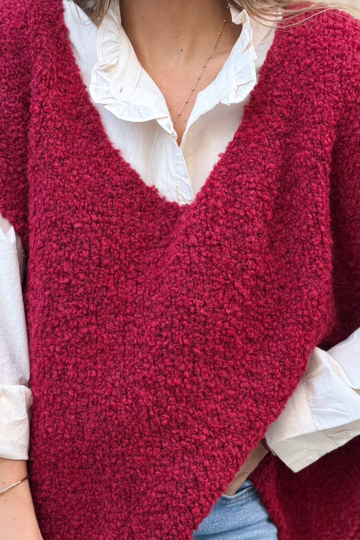 Pull sans manches large rouge bordeaux en bouclettes col v