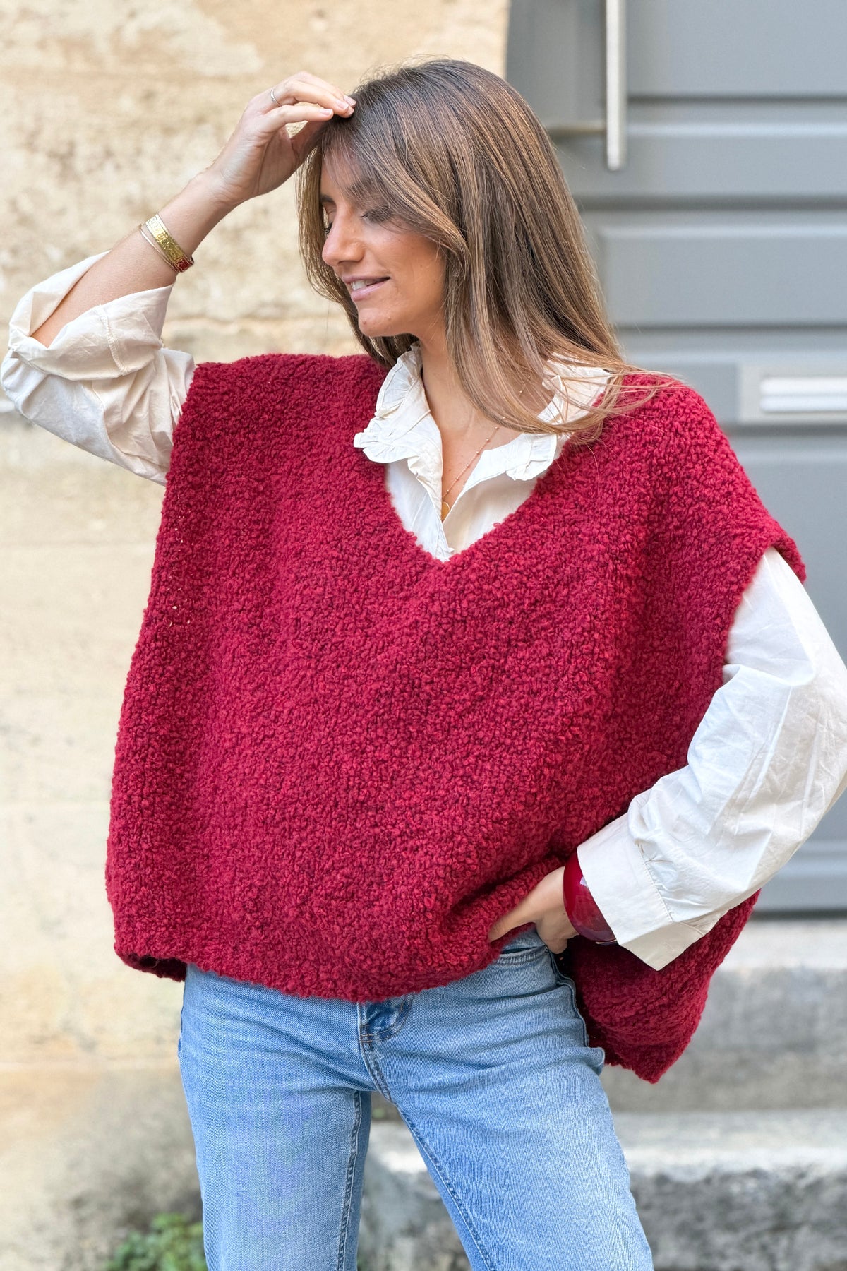 Pull sans manches large rouge bordeaux en bouclettes col v