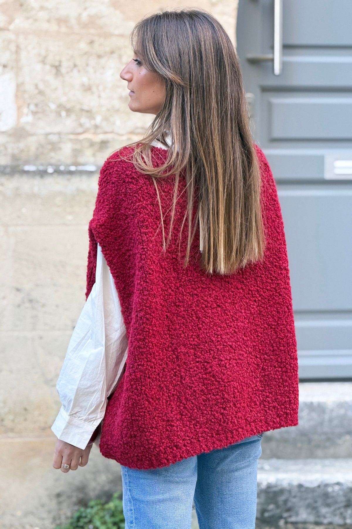 Pull sans manches large rouge bordeaux en bouclettes col v