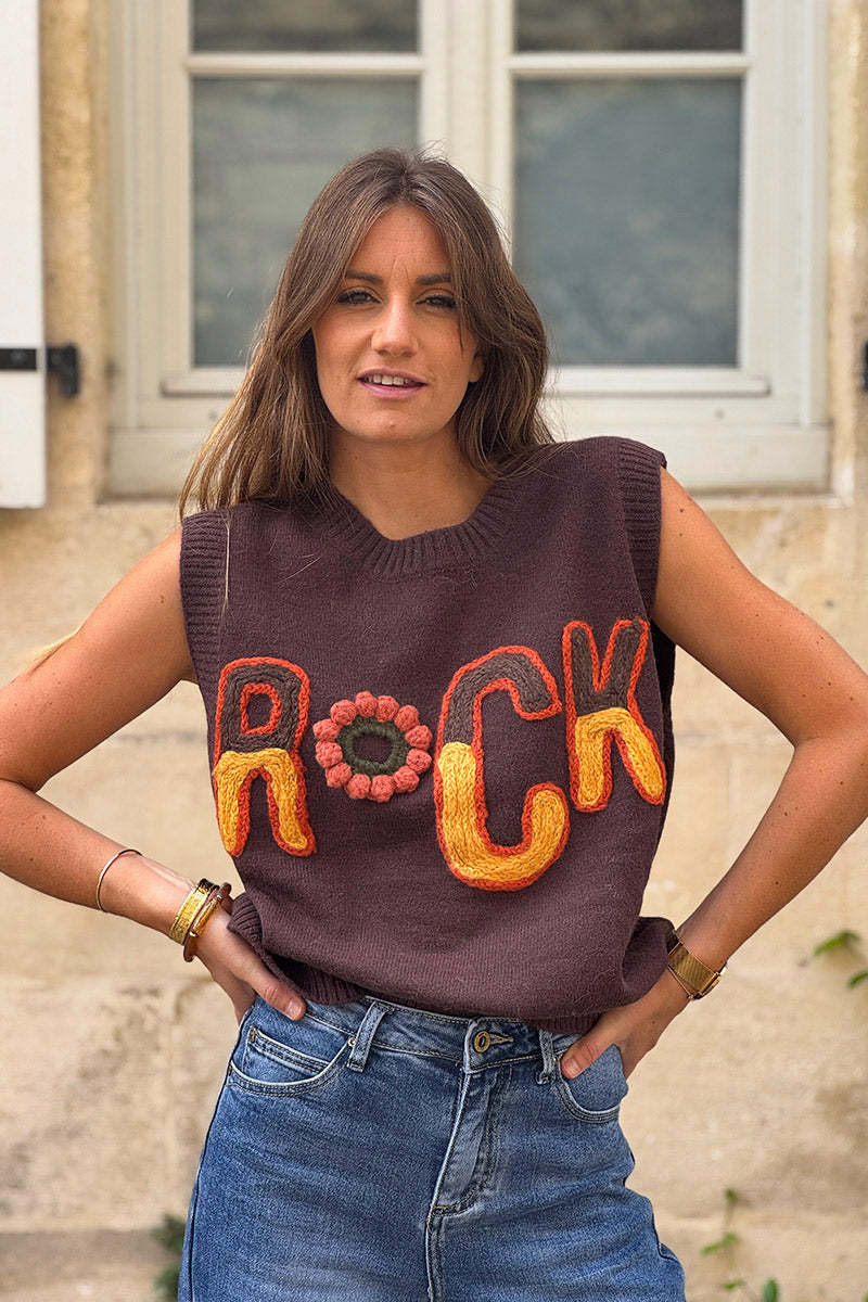 Suéter de punto sin mangas de color marrón suave con bordado ROCK en tonos otoñales.
