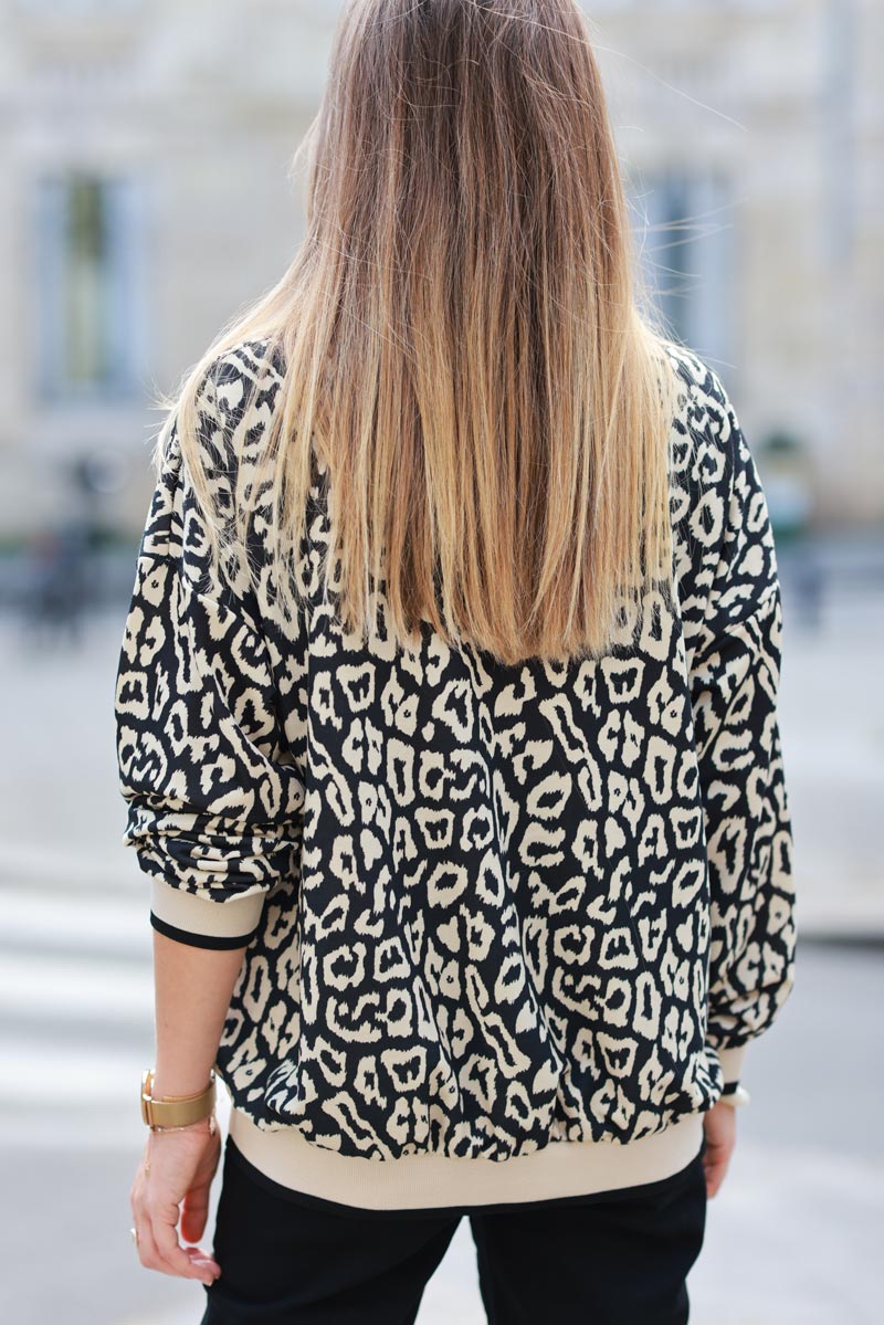 Sudadera negra estampado leopardo