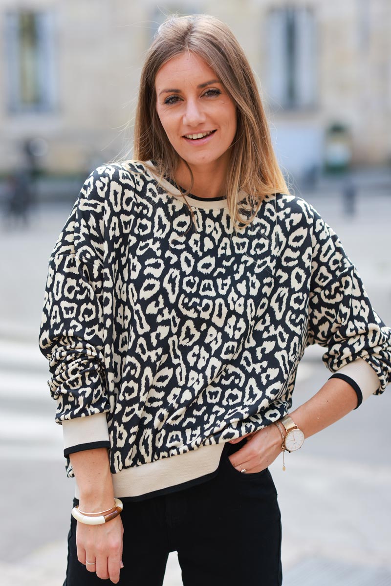 Sudadera negra estampado leopardo