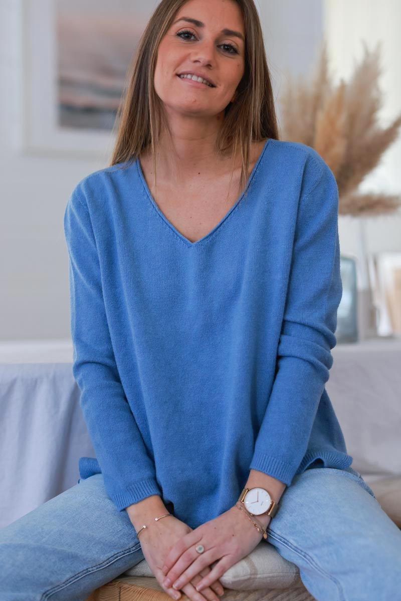 Suéter básico de mezclilla azul claro con cuello en V muy suave