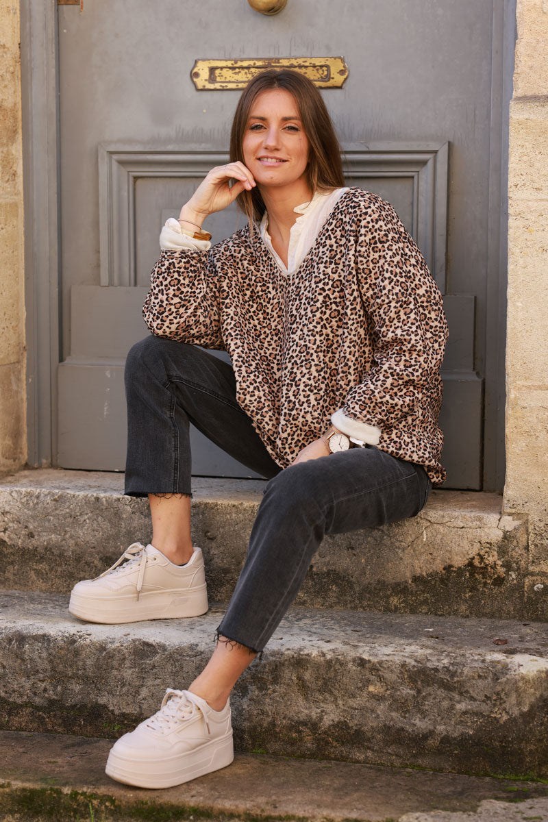 Pull tout doux beige en velours côtelé imprimé léopard col v