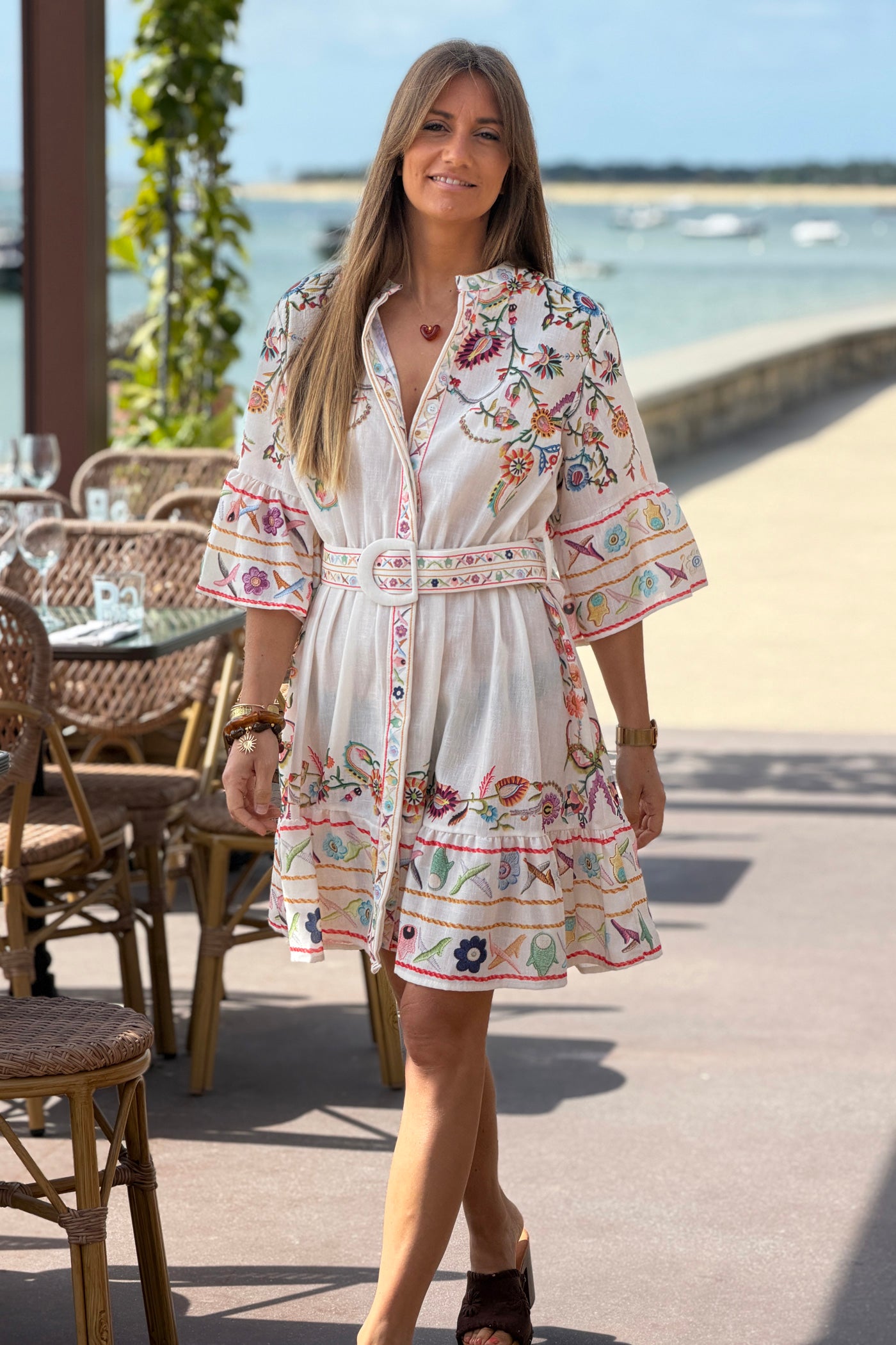 Robe beige imprimé effet broderie colorée boutons et ceinture manches volants
