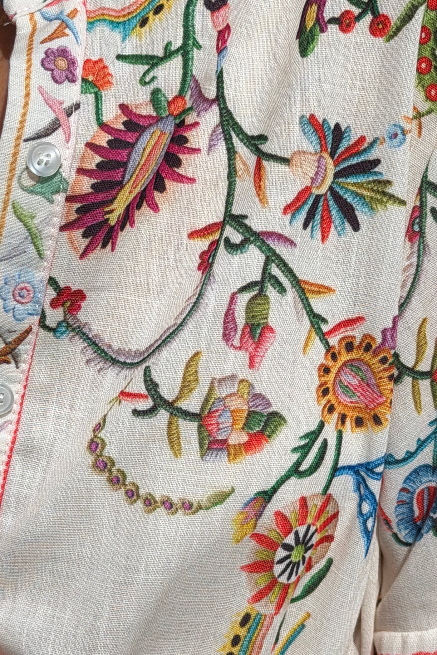 Robe beige imprimé effet broderie colorée boutons et ceinture manches volants