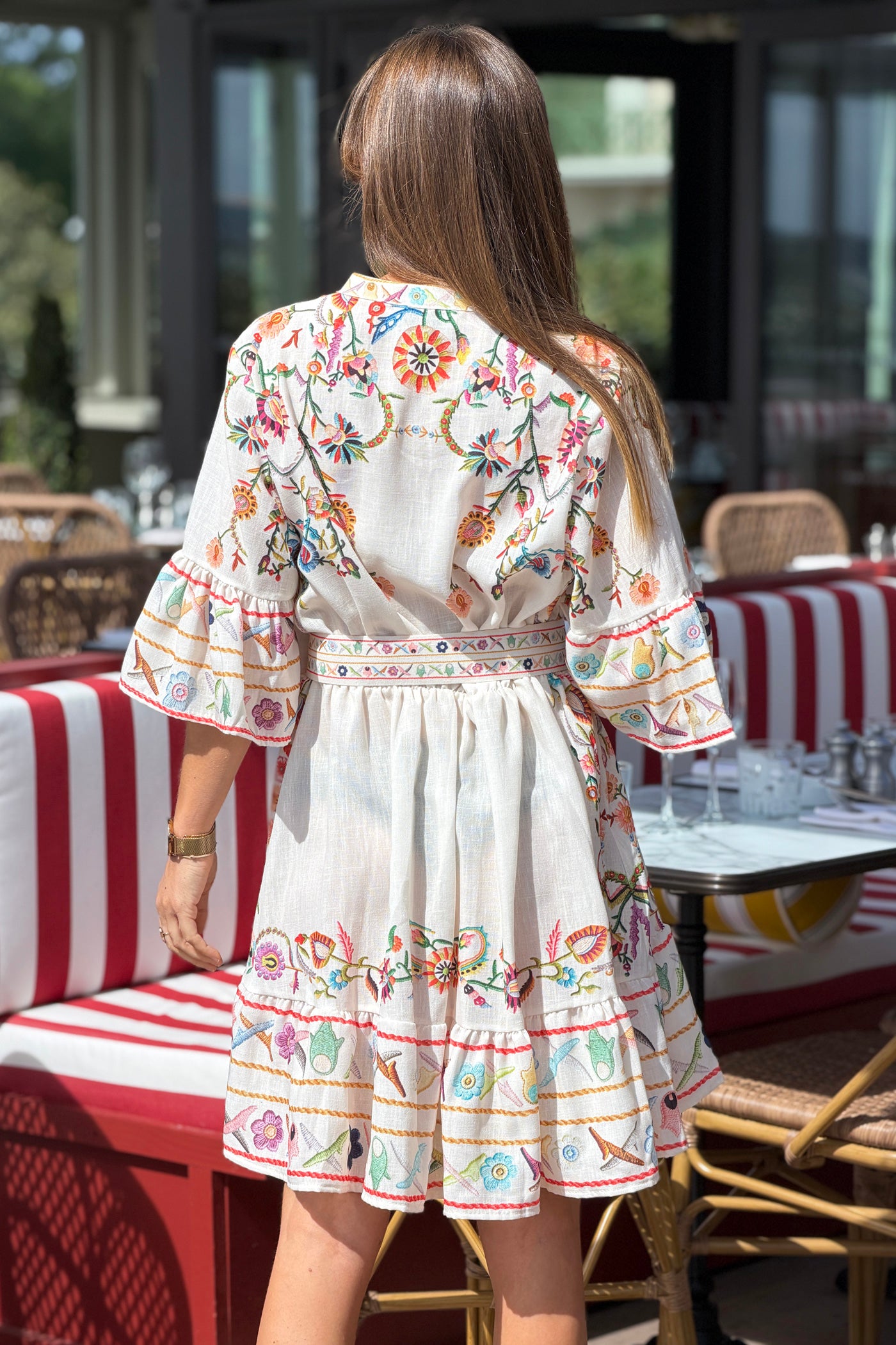 Robe beige imprimé effet broderie colorée boutons et ceinture manches volants